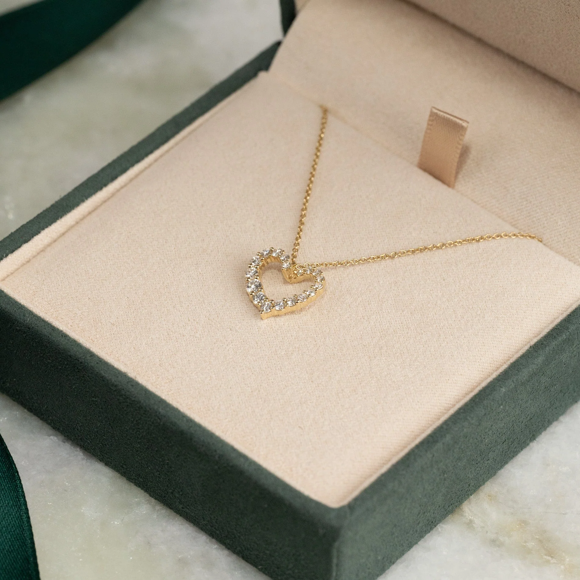 GRADUATING CURVED HEART LAB-DIAMOND PENDANT - 0.45ct - YG - Image 6