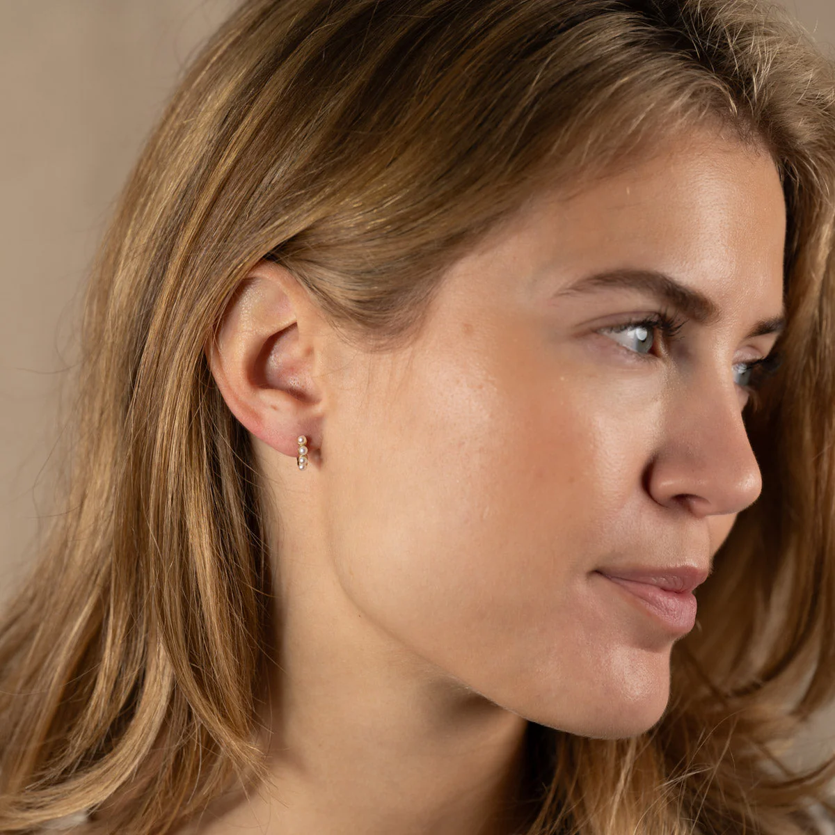 GUDNARE MINI PEARL SOLID GOLD EARRING - Image 4