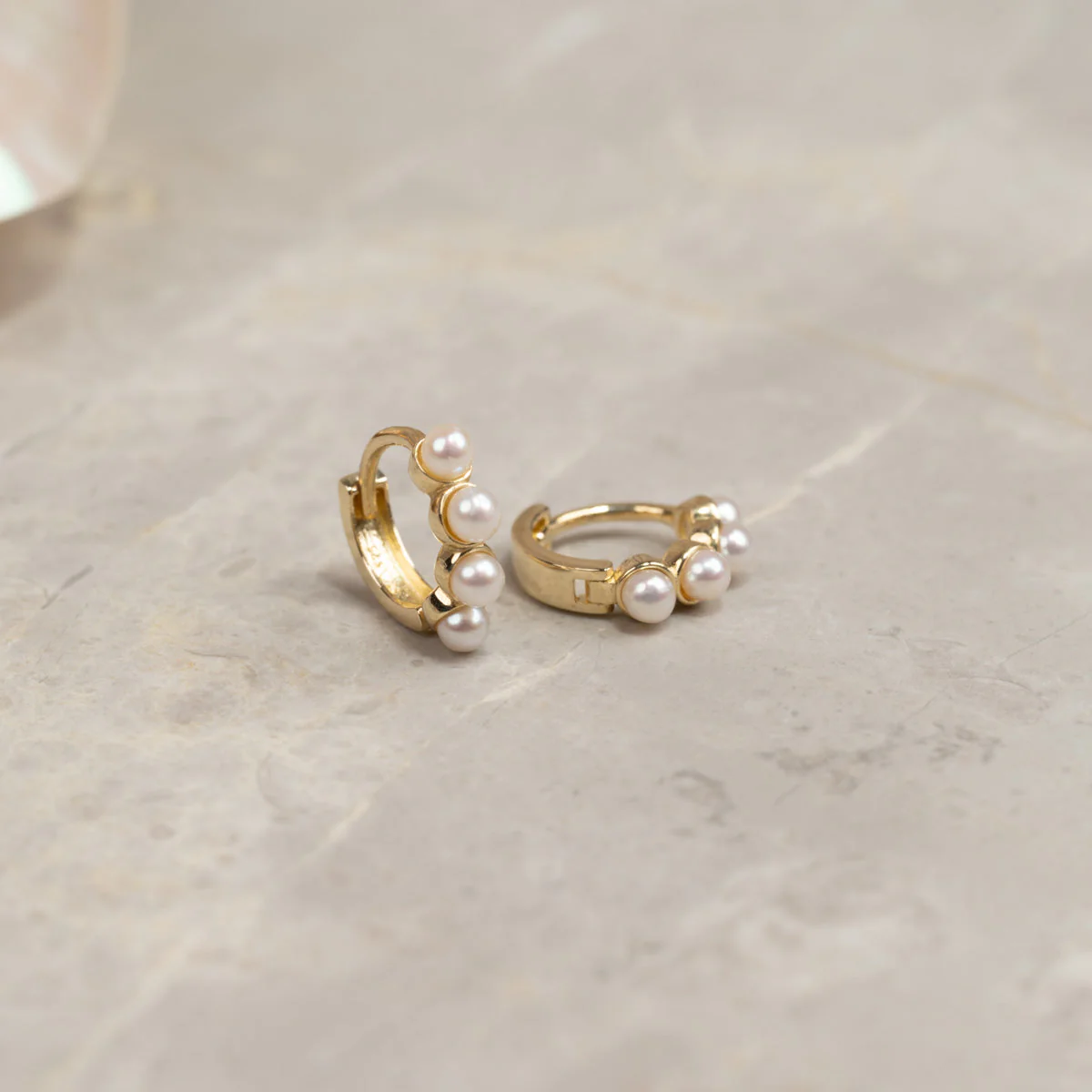 GUDNARE MINI PEARL SOLID GOLD EARRING - Image 5