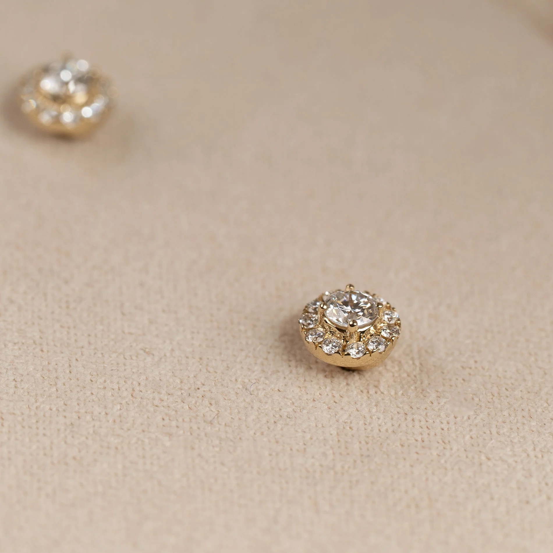 HALO LAB-DIAMOND STUD EARRING - 0.33ct - YG - Image 3