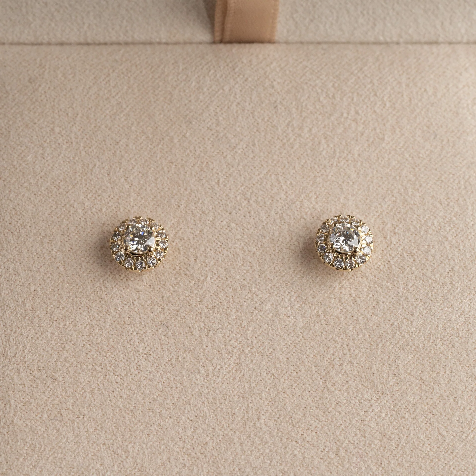HALO LAB-DIAMOND STUD EARRING - 0.65ct - YG - Image 3