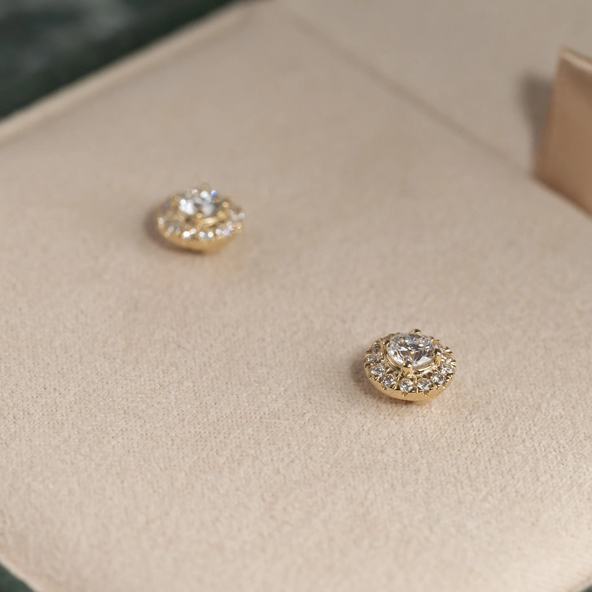 HALO LAB-DIAMOND STUD EARRING - 0.65ct - YG - Image 6