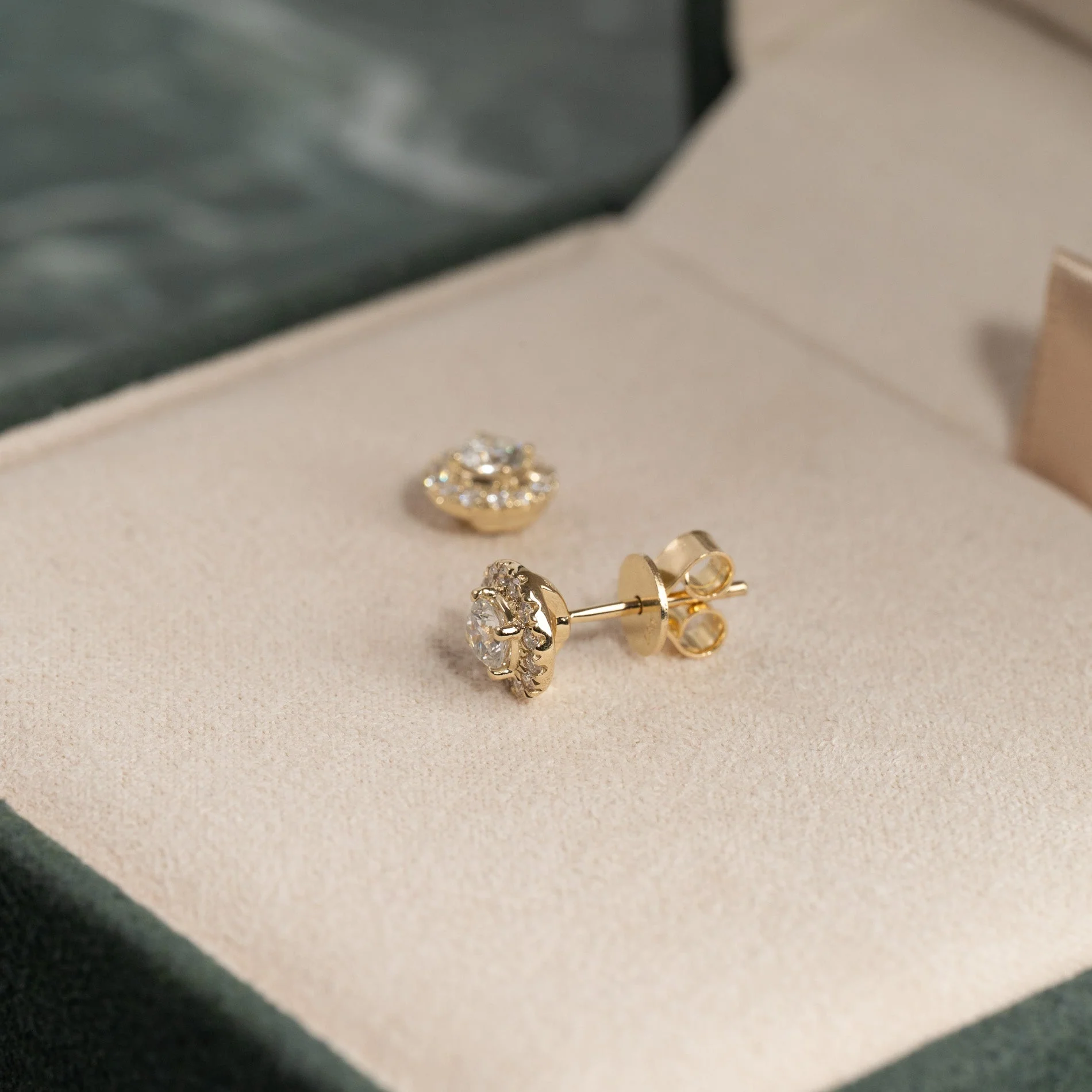 HALO LAB-DIAMOND STUD EARRING - 0.65ct - YG - Image 8