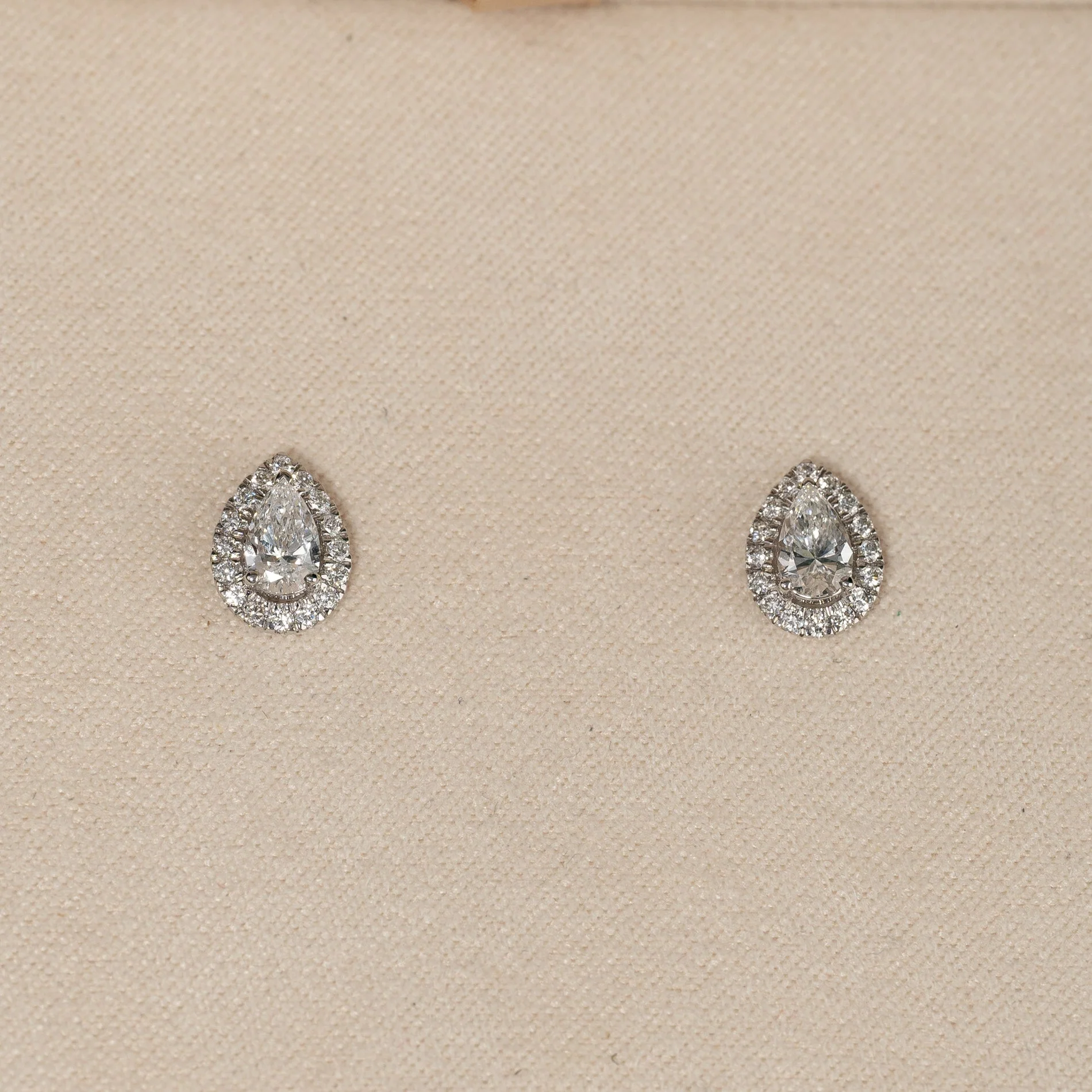 HALO PEAR LAB-DIAMOND STUD EARRING - 0.7ct - WG - Image 7