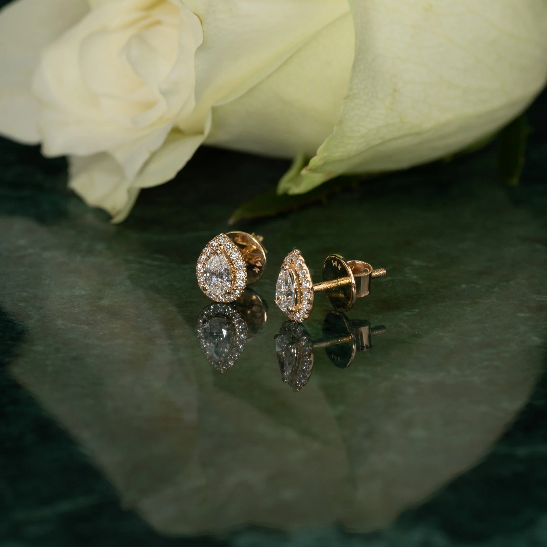 HALO PEAR LAB-DIAMOND STUD EARRING - 0.7ct - YG - Image 3