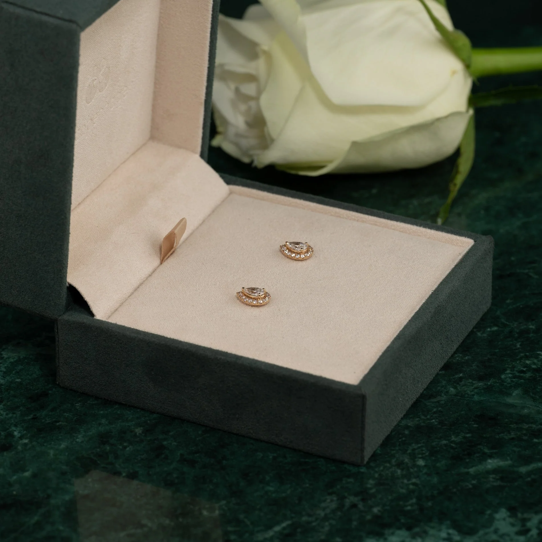HALO PEAR LAB-DIAMOND STUD EARRING - 0.7ct - YG - Image 5