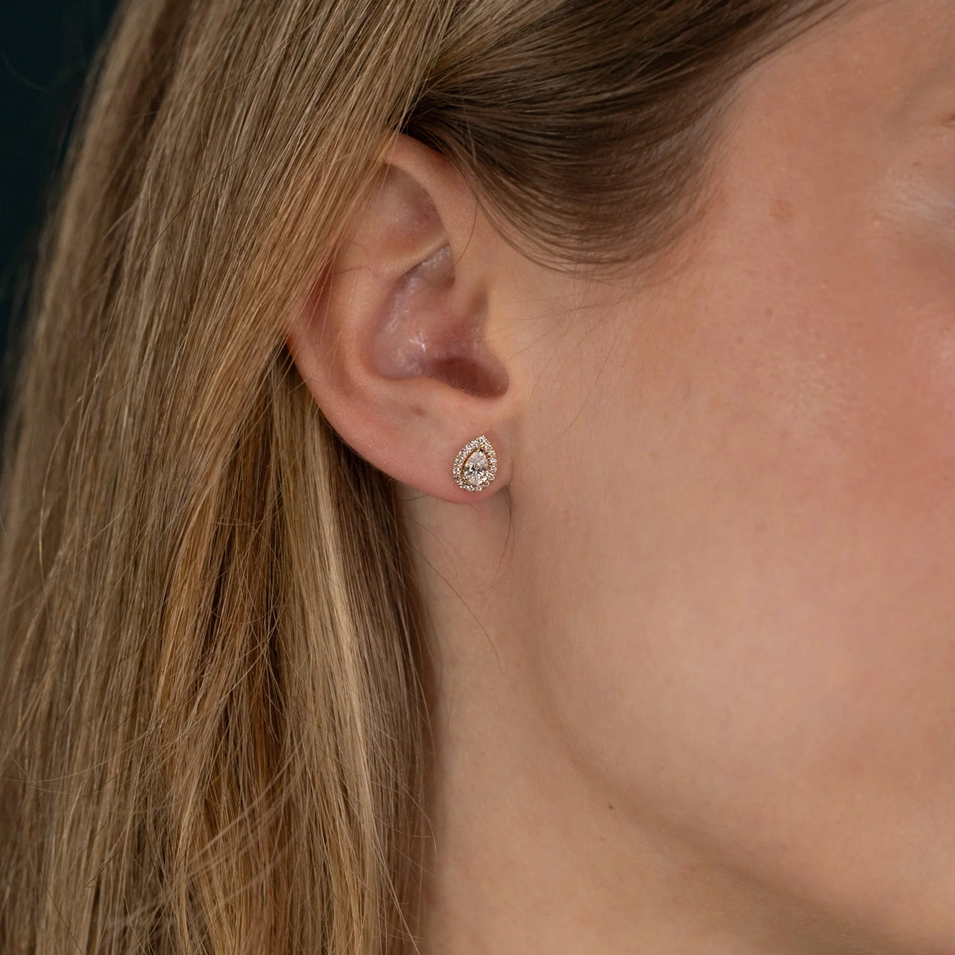 HALO PEAR LAB-DIAMOND STUD EARRING - 0.7ct - YG - Image 6