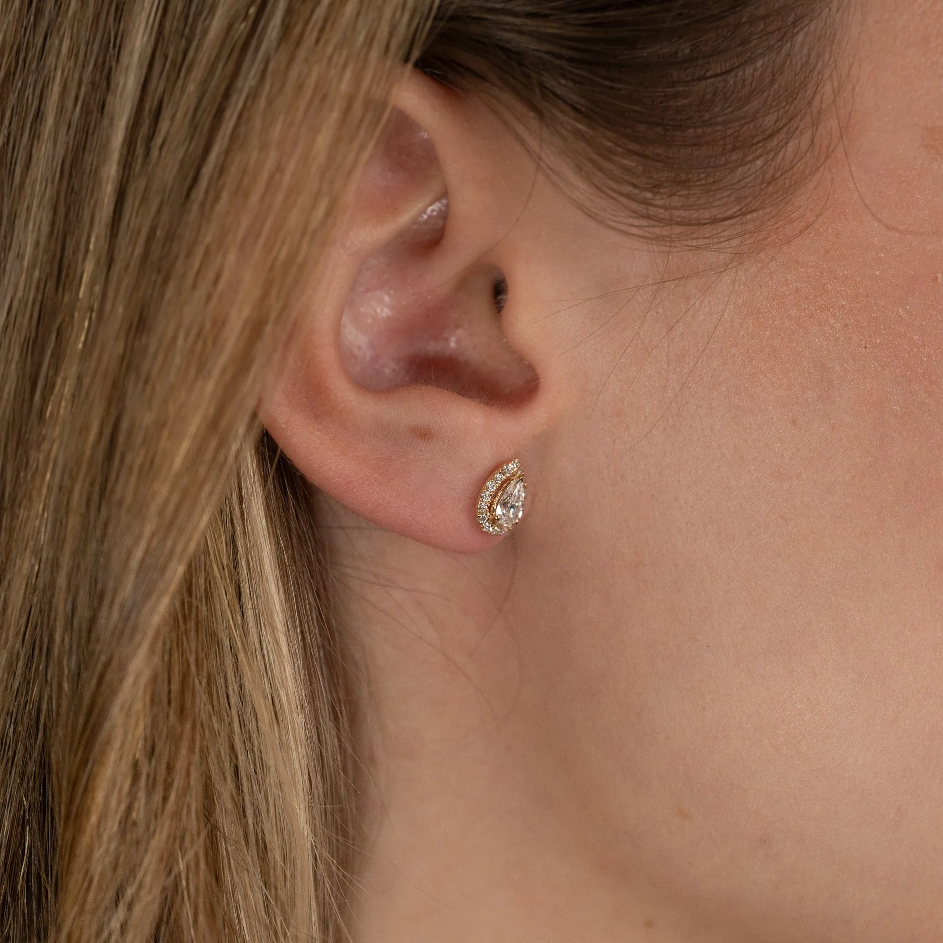 HALO PEAR LAB-DIAMOND STUD EARRING - 0.7ct - YG - Image 8