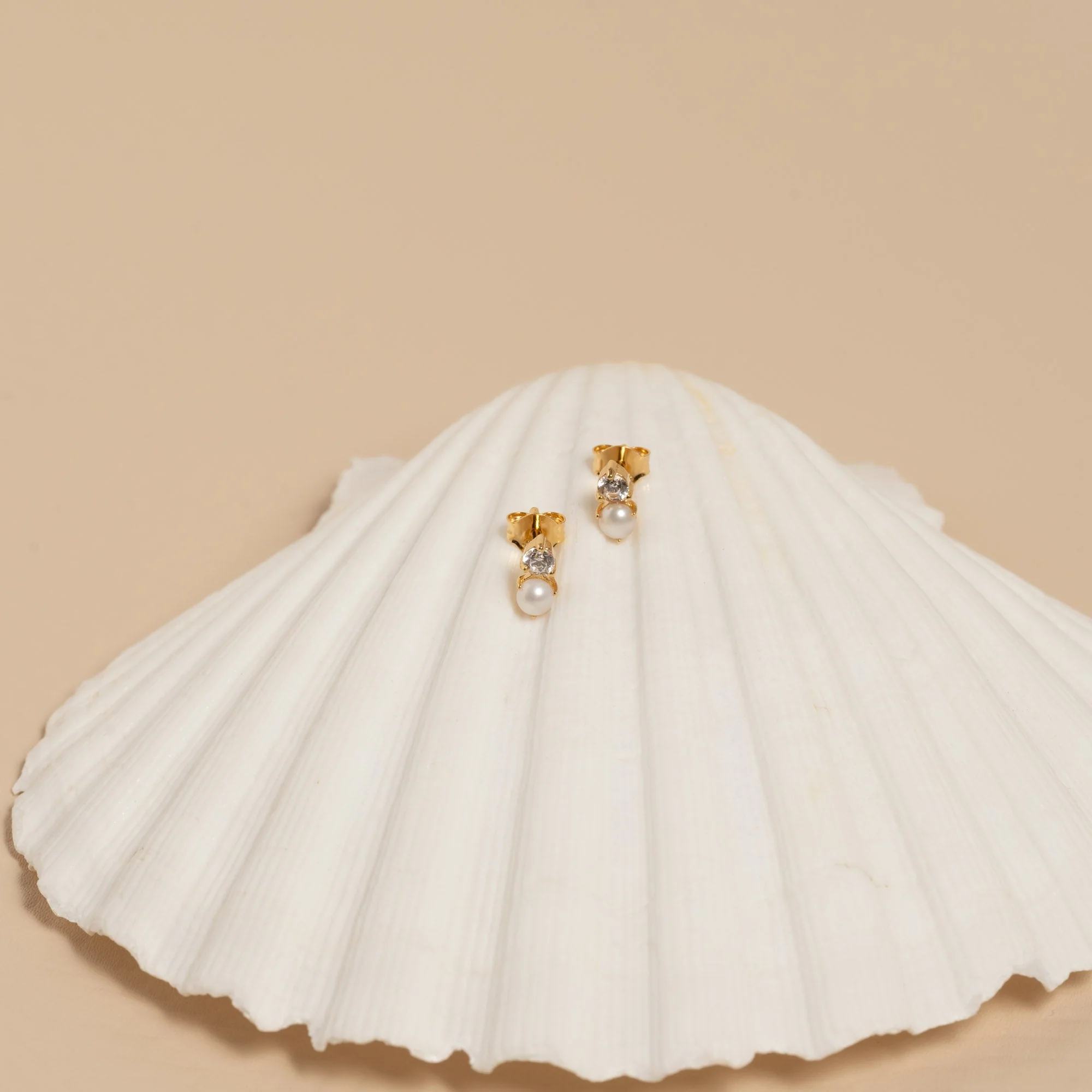 HANNAH PEARL GOLDEN EARRING - Image 3