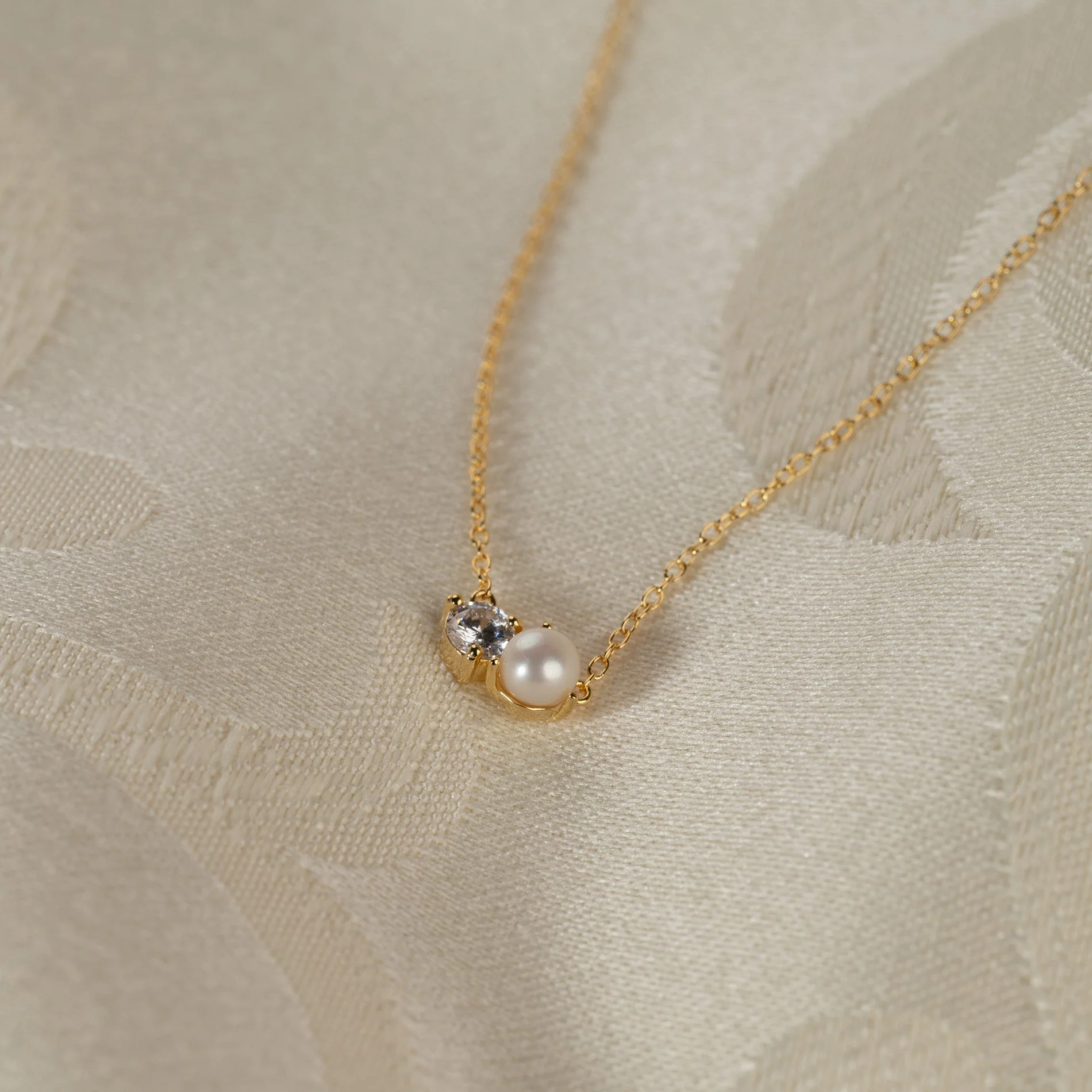 HANNAH PEARL GOLDEN NECKLACE - Image 6