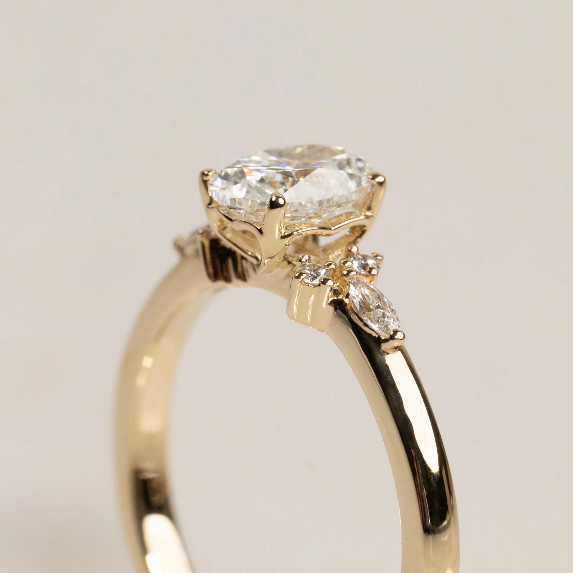 HEART-SET OVAL-CUT SIDESTONE DIAMOND RING - 0.75ct - Image 4