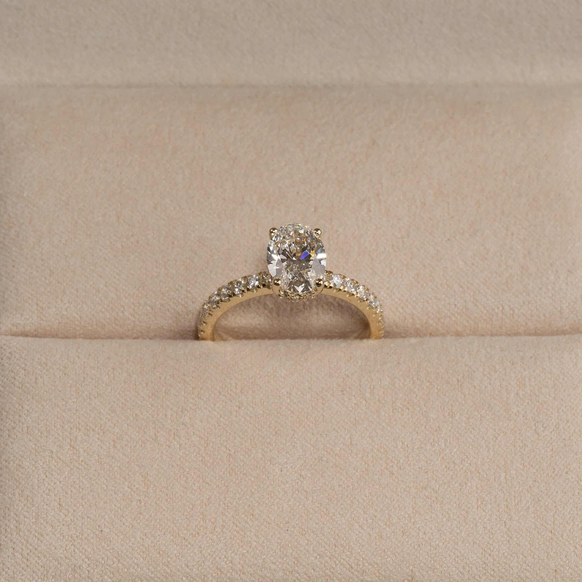 HIDDEN HALO OVAL-CUT ALLIANCE LAB-DIAMOND RING - 2.0ct - YG - Image 3