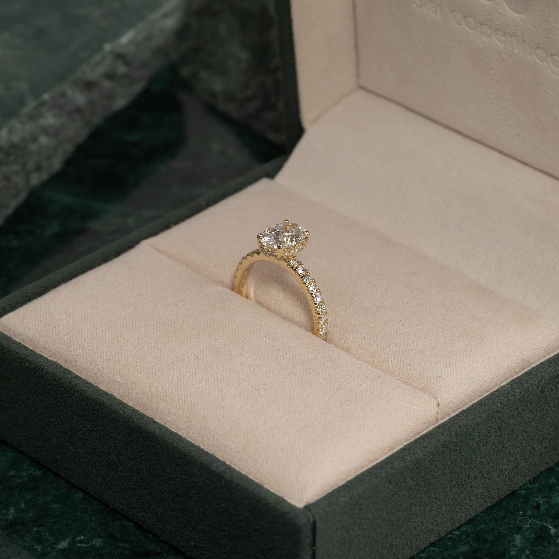 HIDDEN HALO OVAL-CUT ALLIANCE LAB-DIAMOND RING - 2.0ct - YG - Image 6