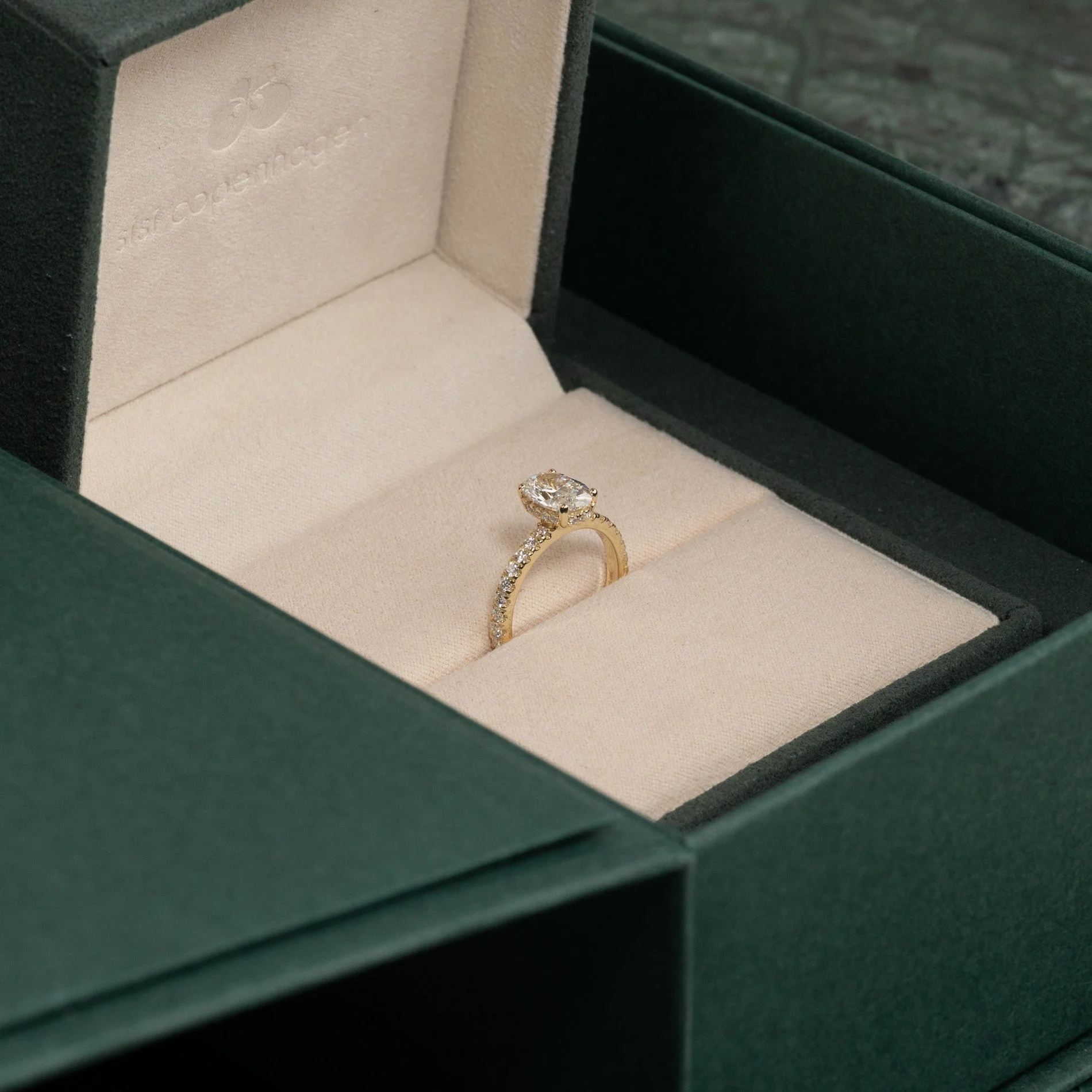 HIDDEN HALO OVAL-CUT ALLIANCE LAB-DIAMOND RING - 2.0ct - YG - Image 8