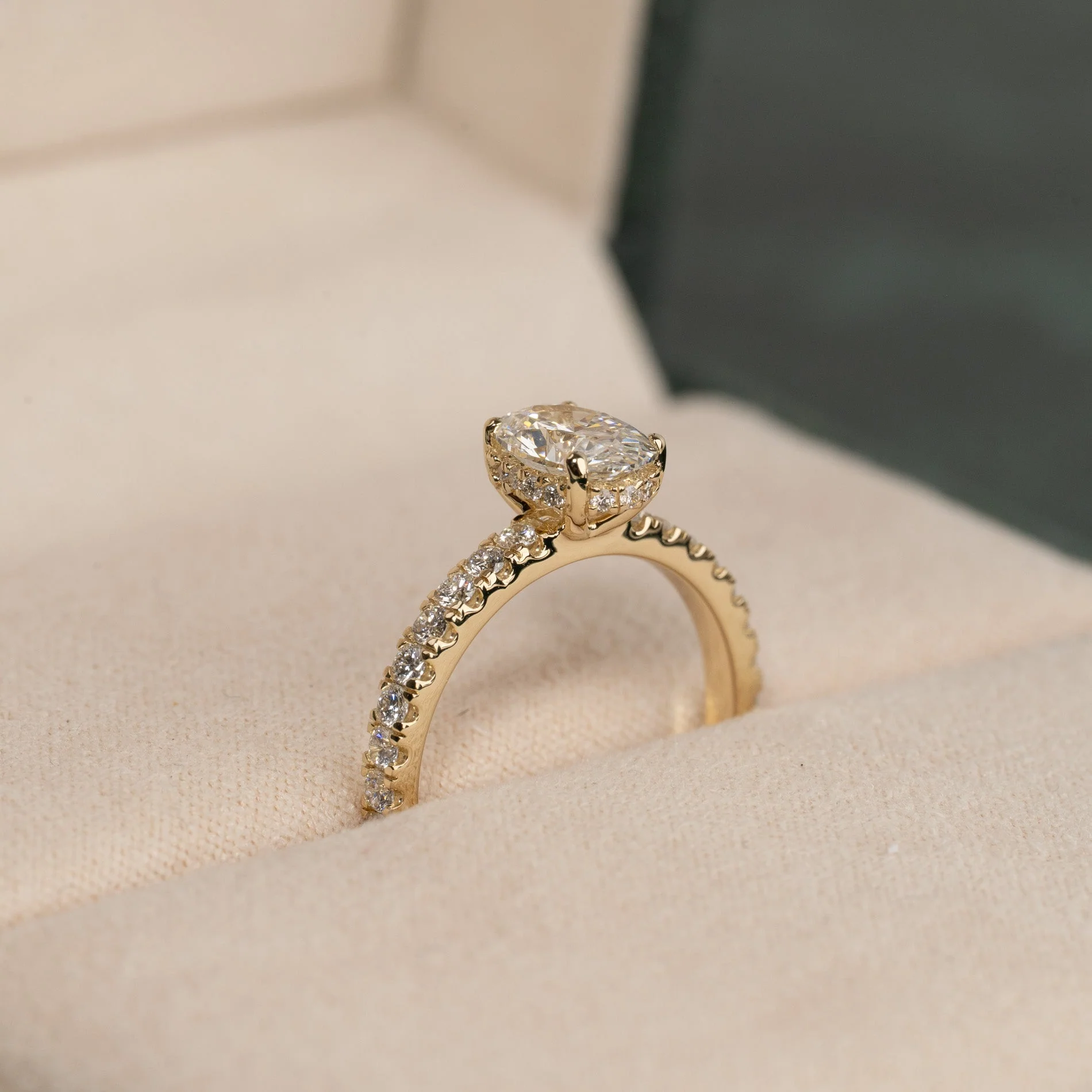 HIDDEN HALO OVAL-CUT ALLIANCE LAB-DIAMOND RING - 1.5ct - YG - Image 2