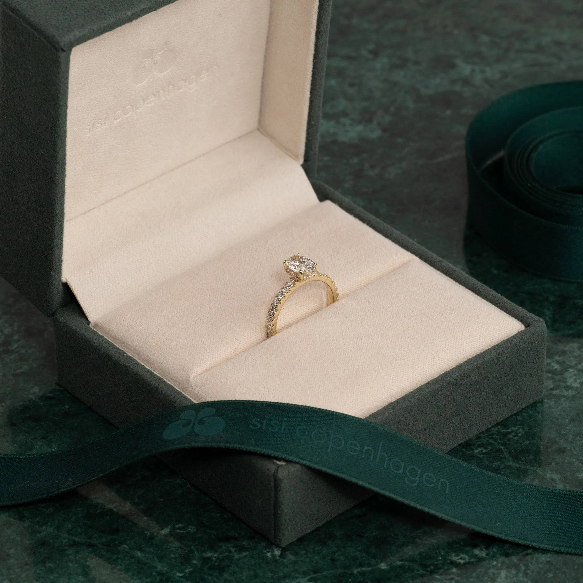 HIDDEN HALO OVAL-CUT ALLIANCE LAB-DIAMOND RING - 1.5ct - YG - Image 3