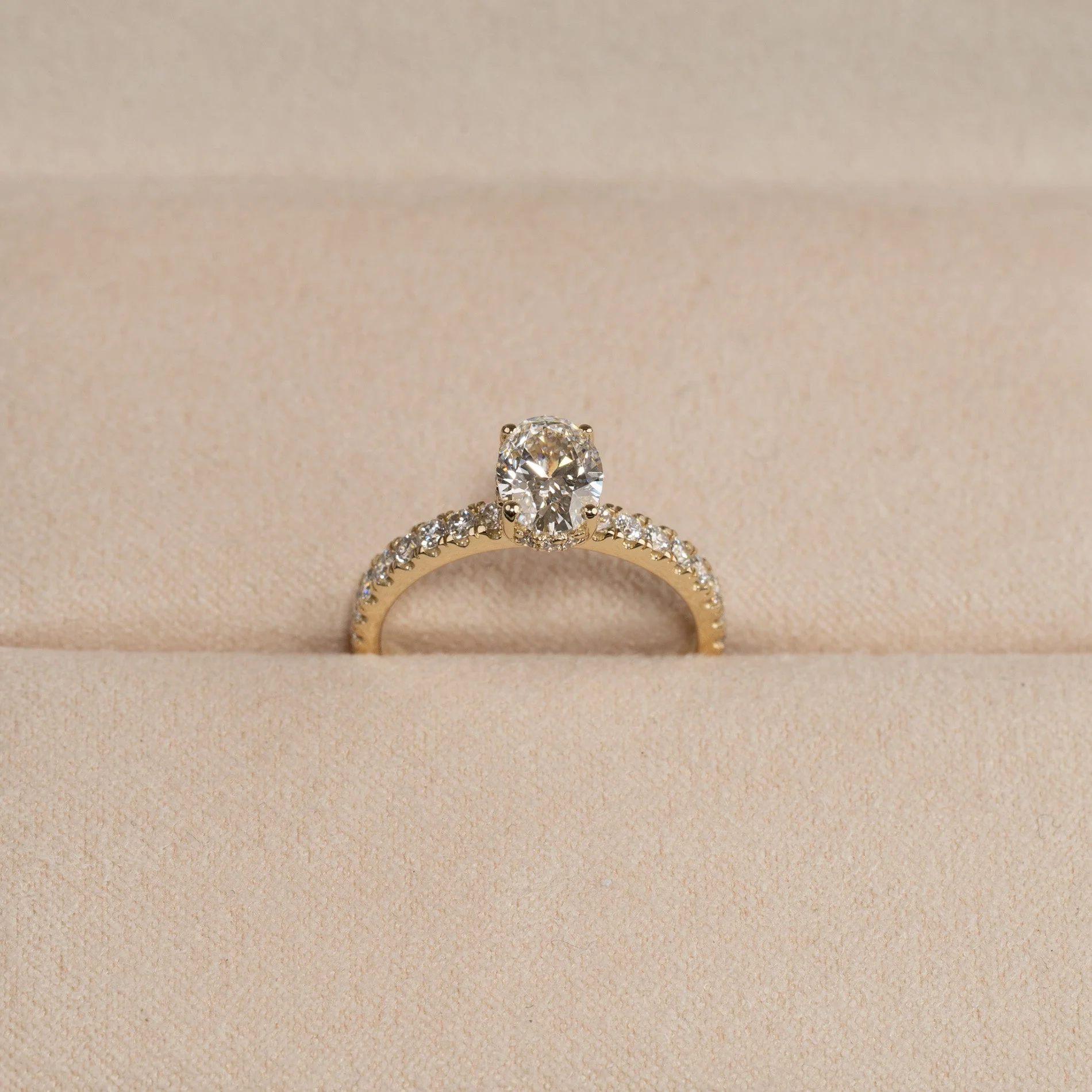 HIDDEN HALO OVAL-CUT ALLIANCE LAB-DIAMOND RING - 1.5ct - YG - Image 4