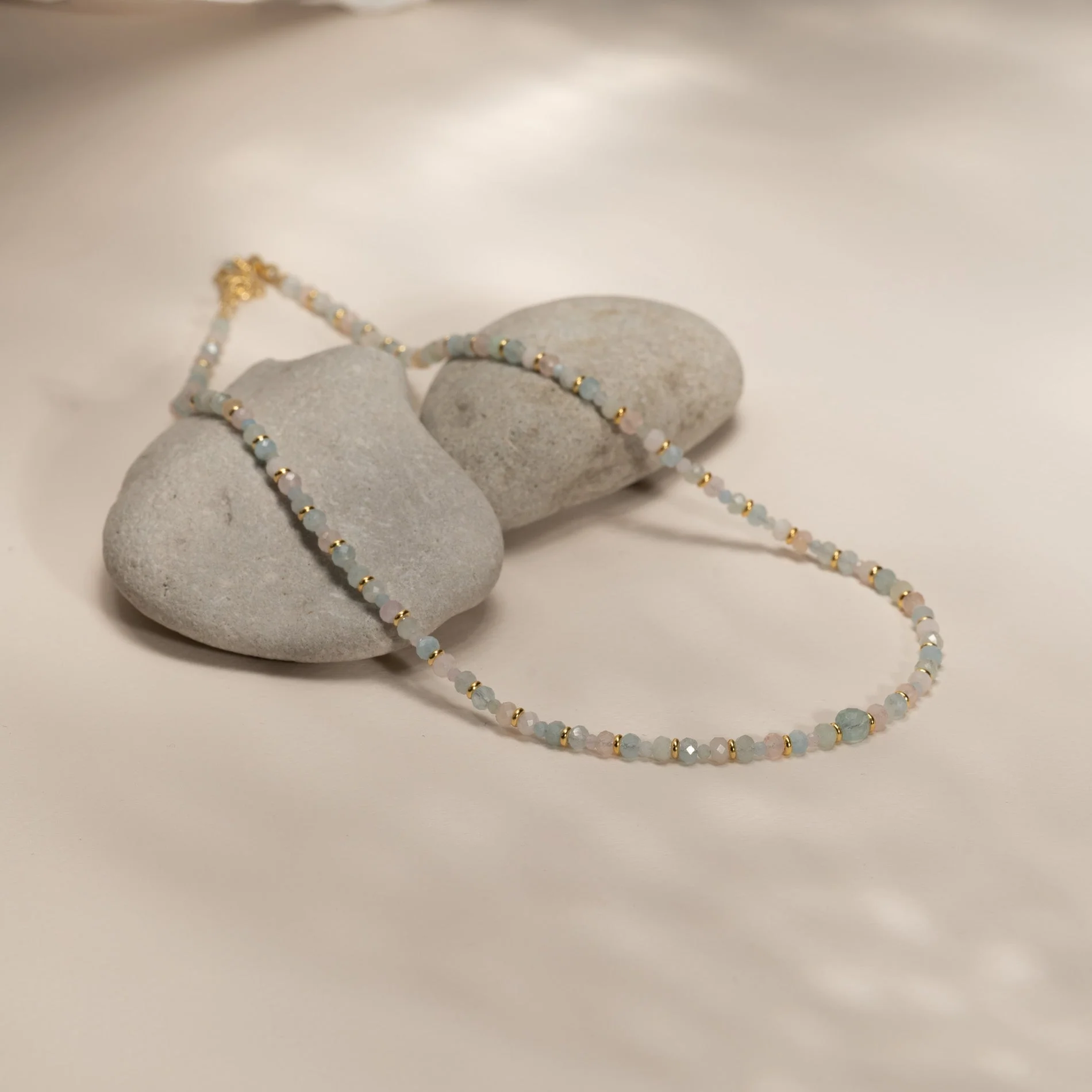 ISLA MORGANITE GOLDEN NECKLACE - Image 3