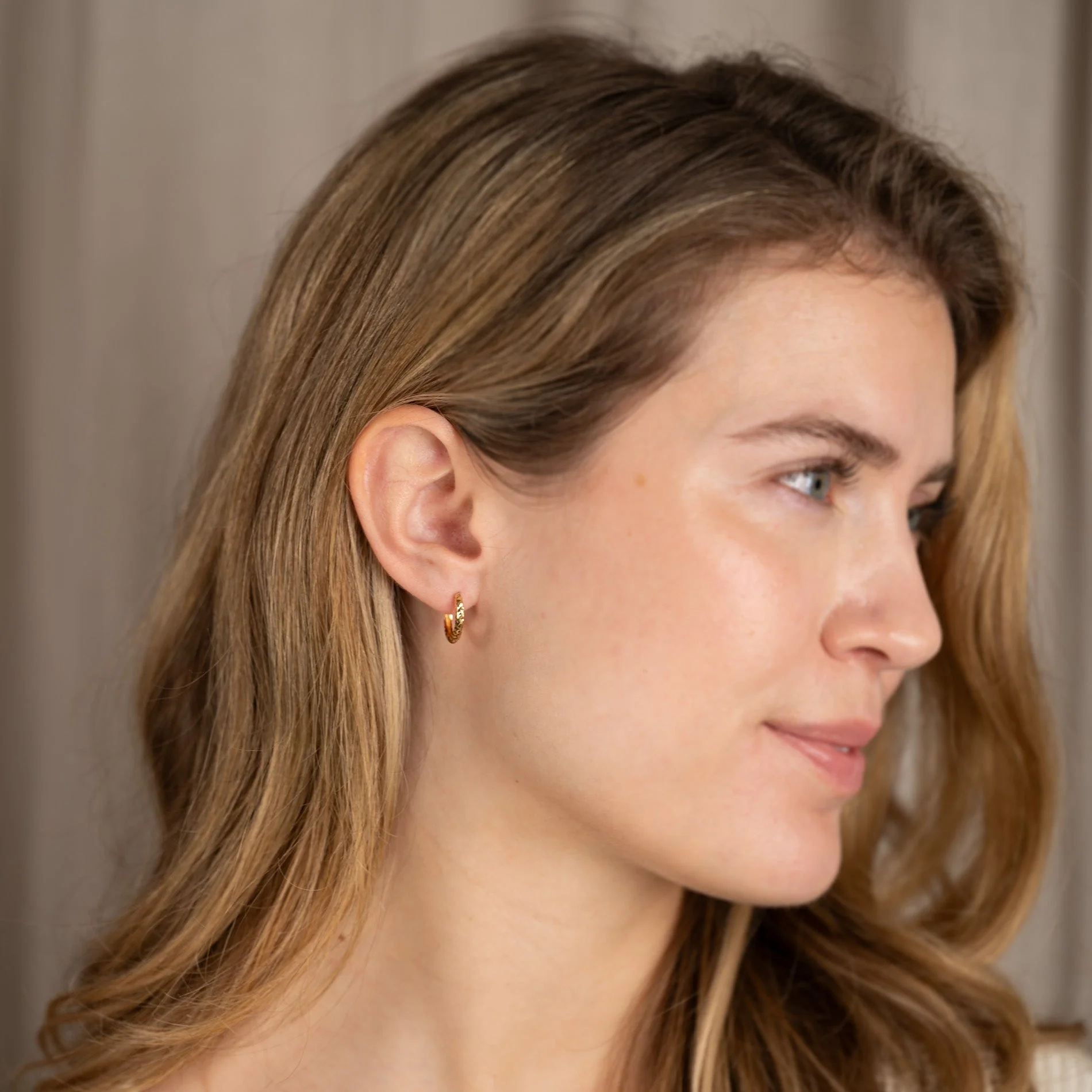 JOHANNE GOLDEN CREOL EARRING - Image 7
