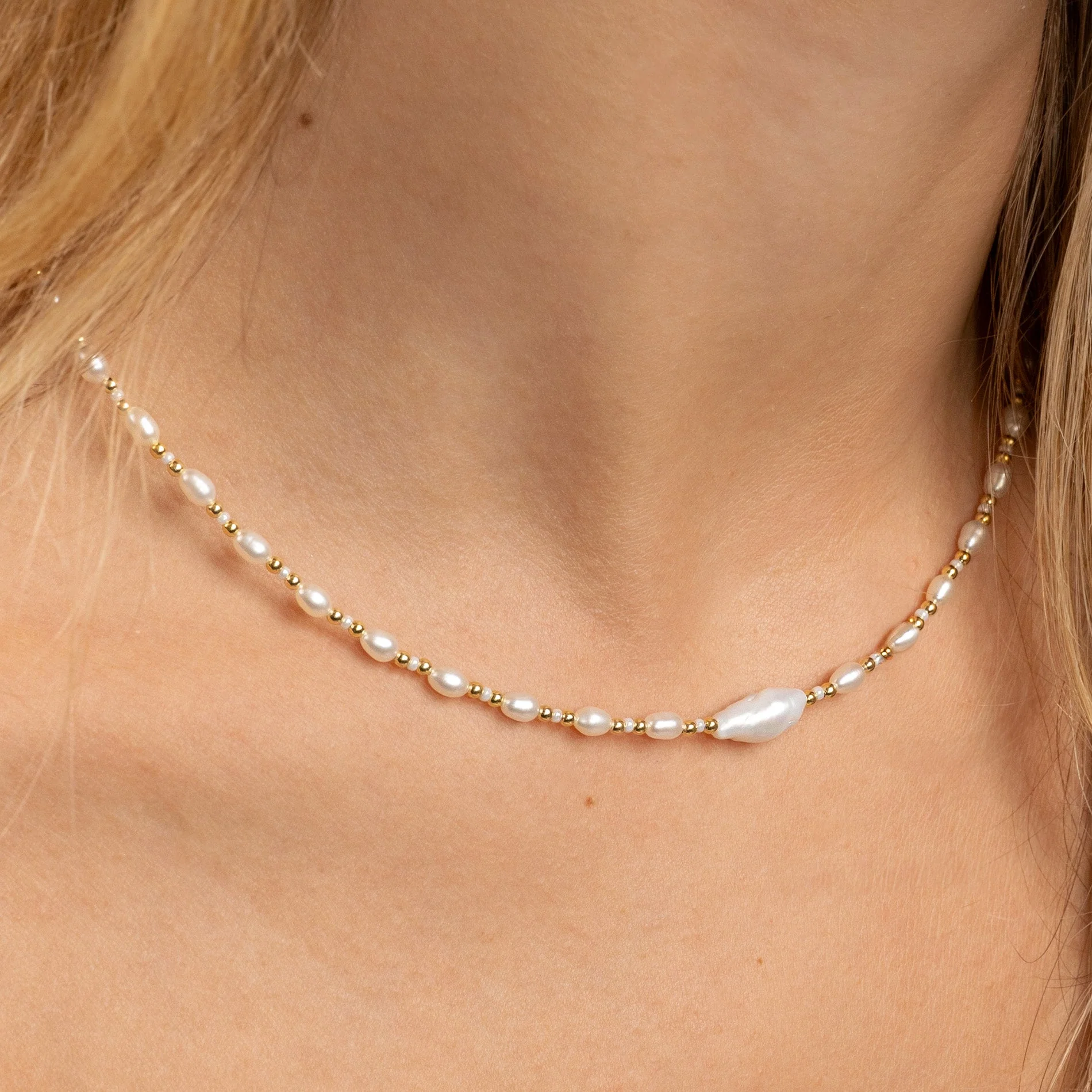 LANA PEARL GOLDEN NECKLACE - Image 3