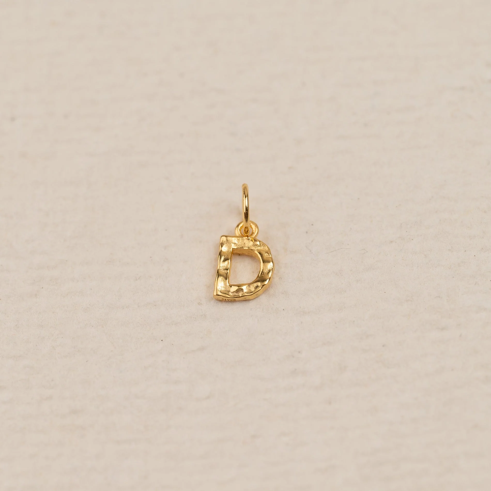 LETTER MOLTEN GOLDEN PENDANT - Image 5