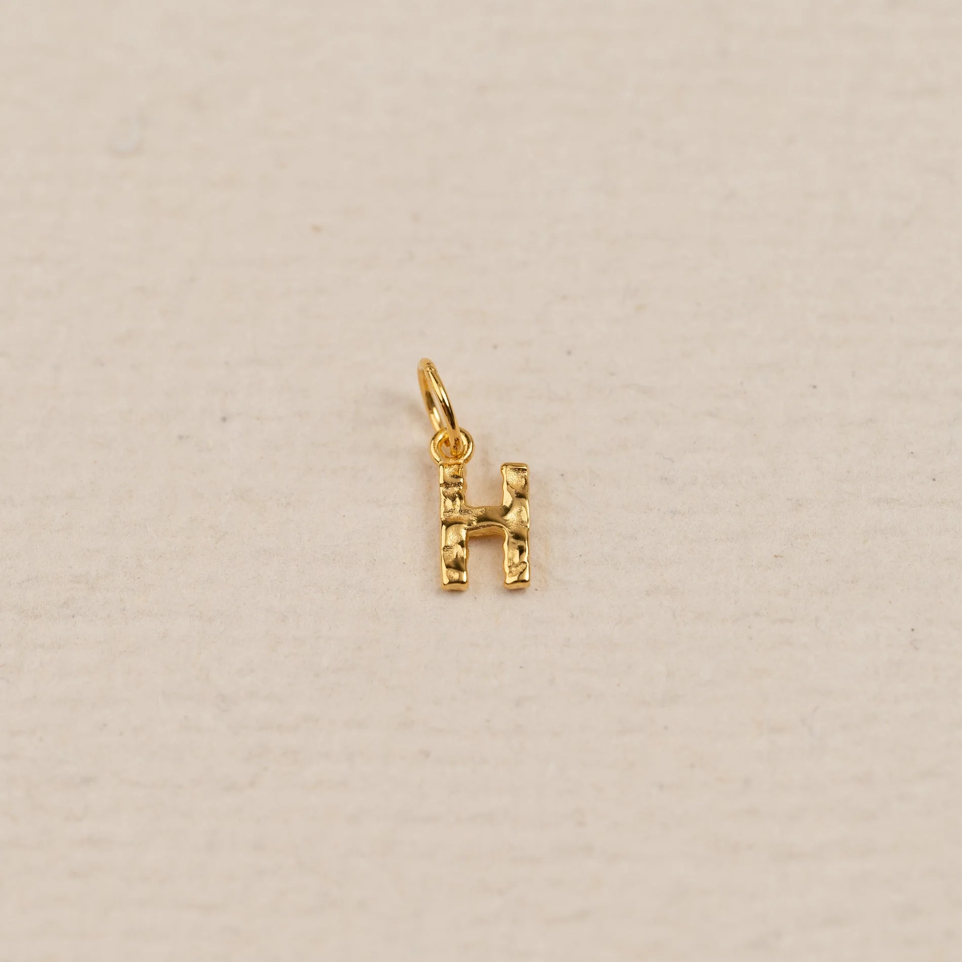 LETTER MOLTEN GOLDEN PENDANT - Image 9