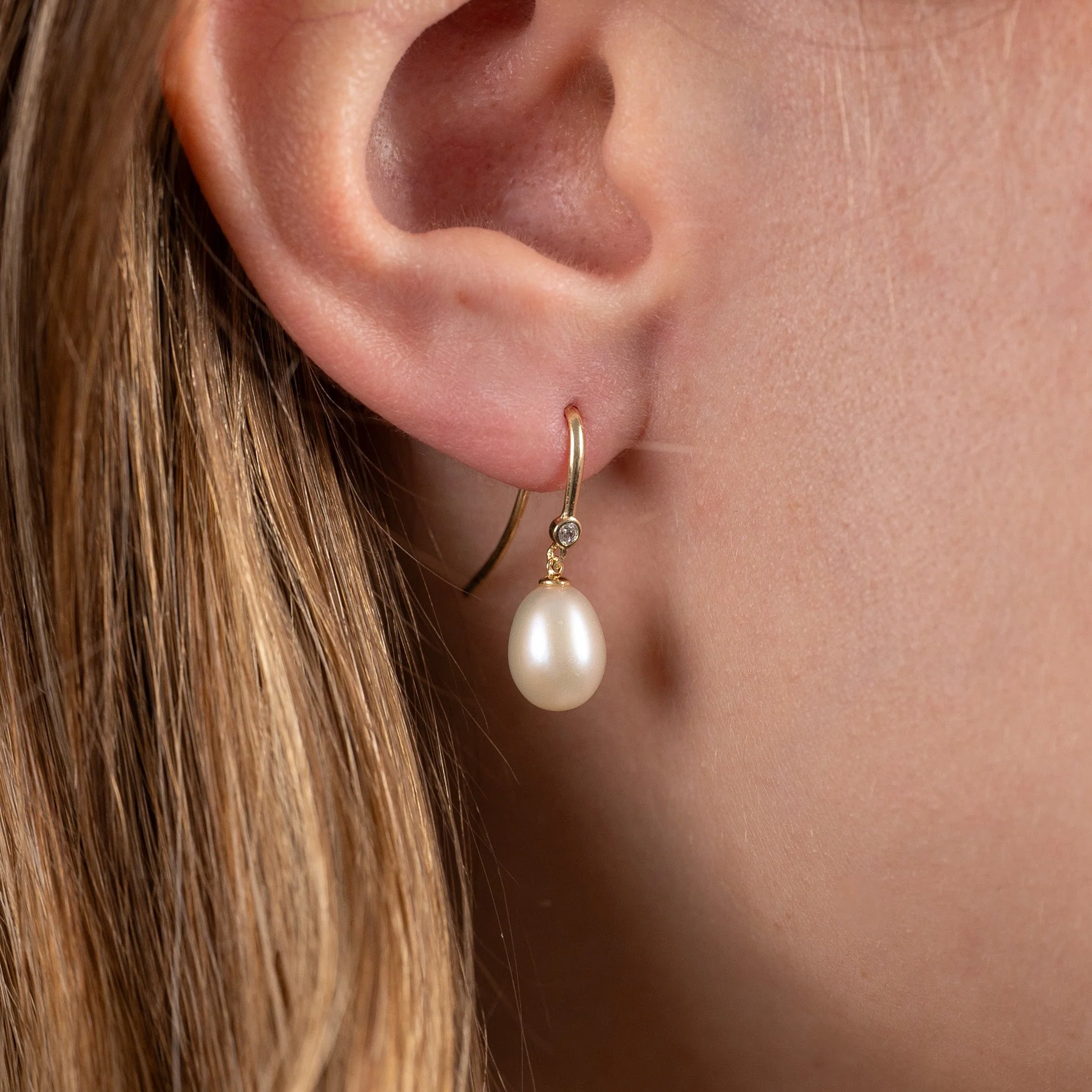 LILIBET PEARL CRYSTAL SOLID GOLD HOOK EARRING - Image 4