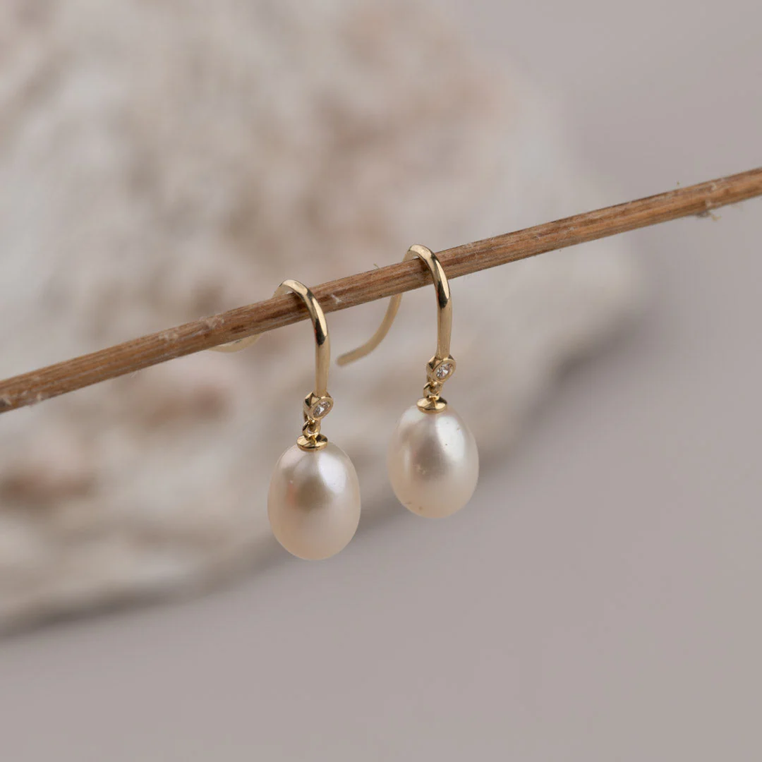 LILIBET PEARL CRYSTAL SOLID GOLD HOOK EARRING - Image 5