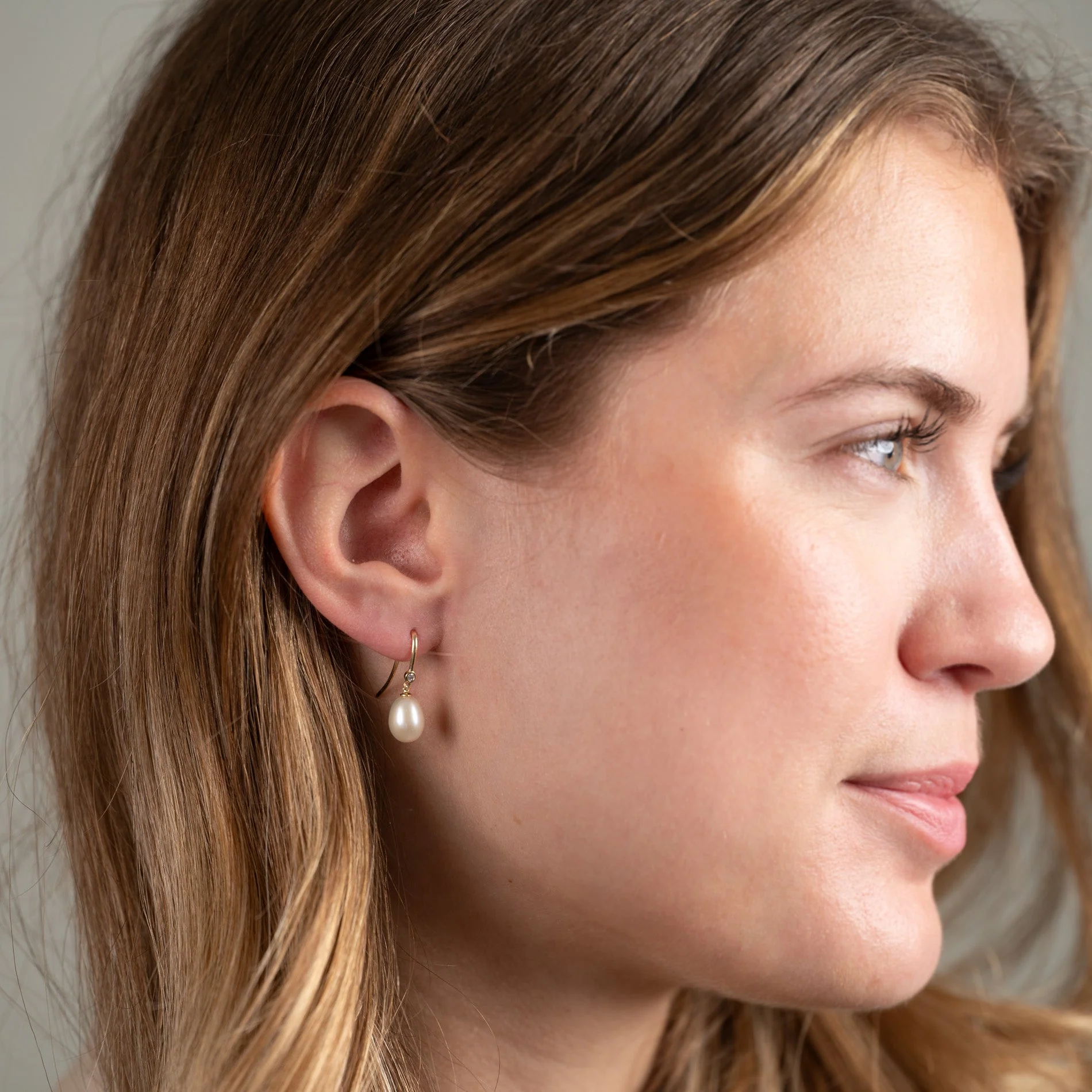LILIBET PEARL CRYSTAL SOLID GOLD HOOK EARRING - Image 6