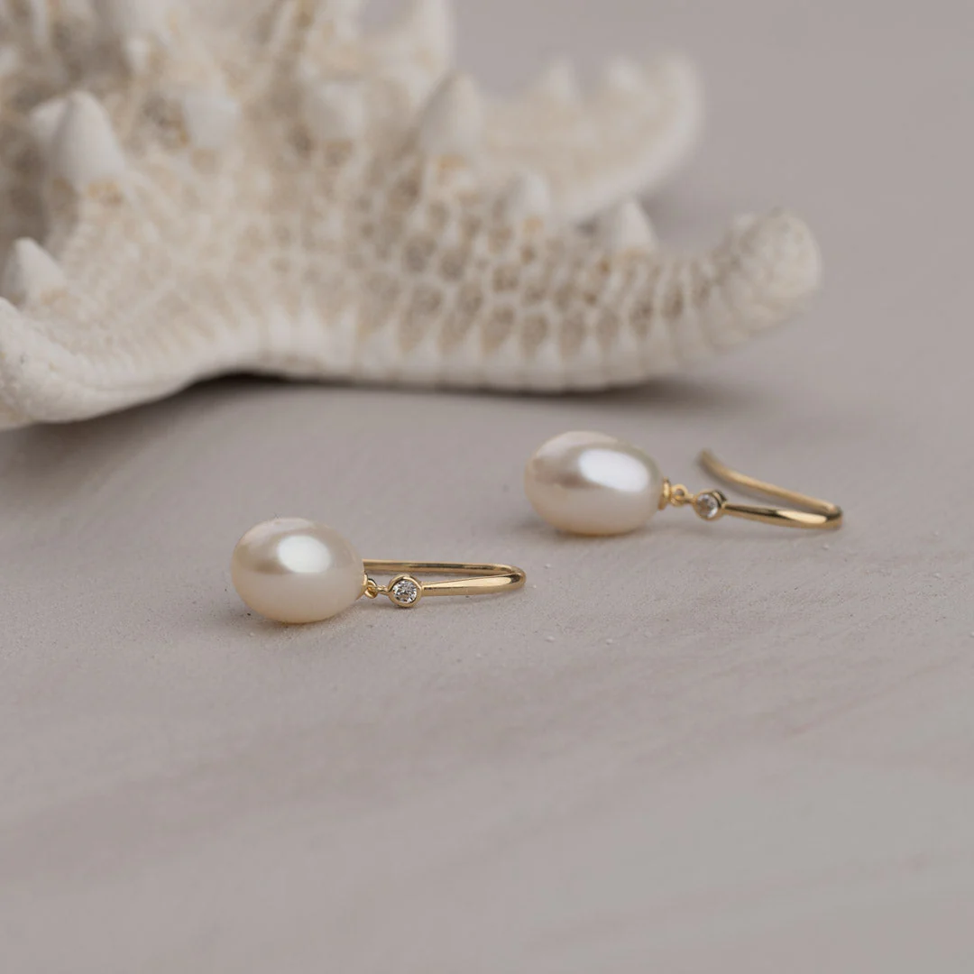 LILIBET PEARL CRYSTAL SOLID GOLD HOOK EARRING - Image 7