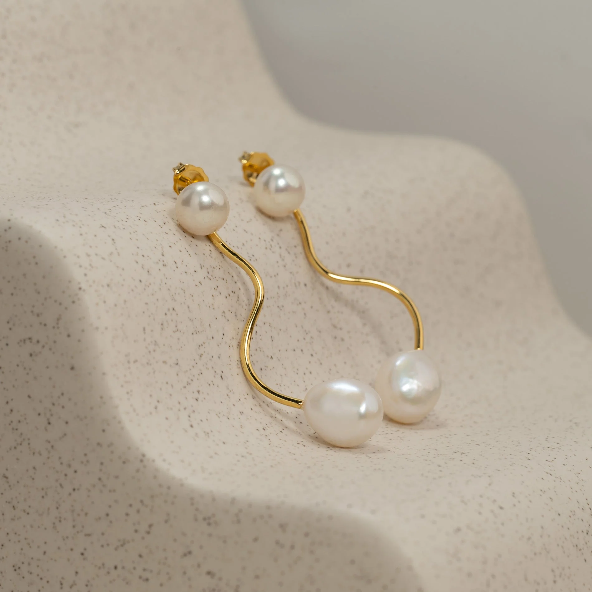 LINA PEARL GOLDEN EARRING - Image 2