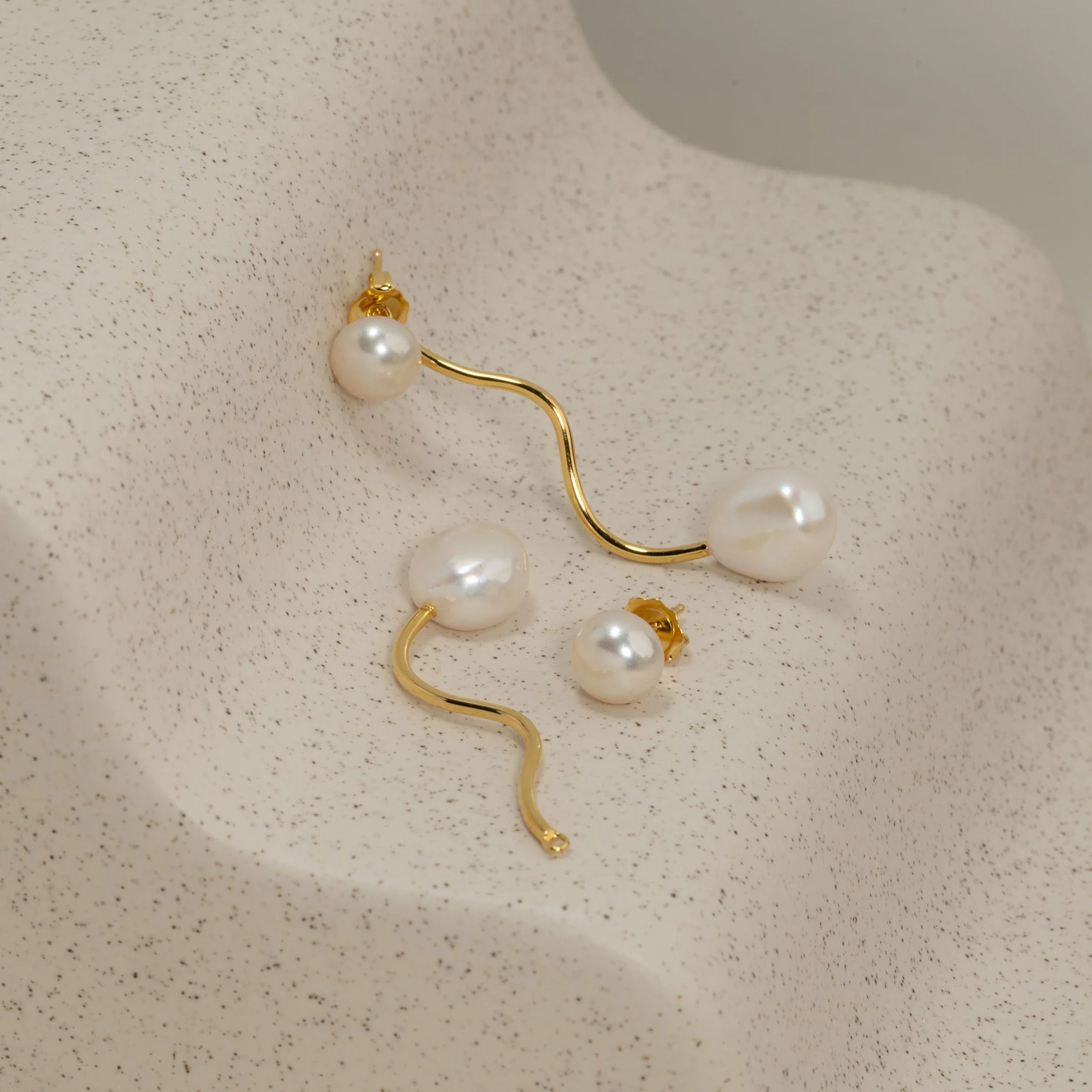 LINA PEARL GOLDEN EARRING - Image 4