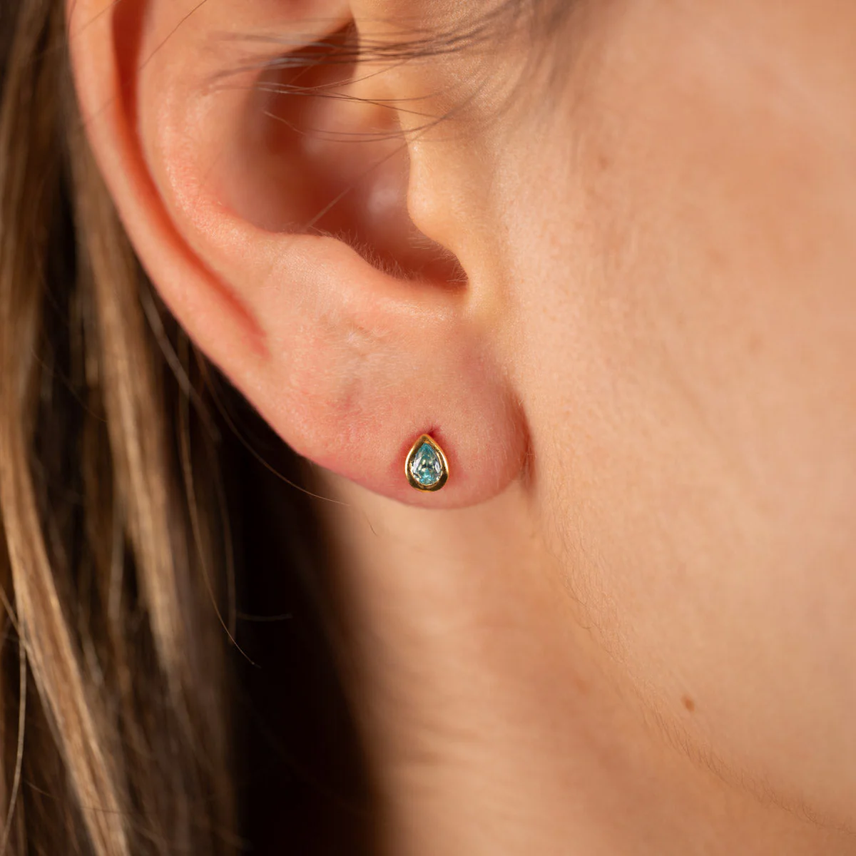 LOLA BLUE GOLDEN STUD EARRING - Image 2