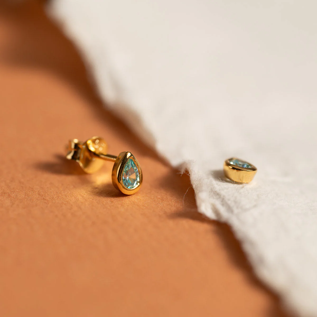 LOLA BLUE GOLDEN STUD EARRING - Image 3
