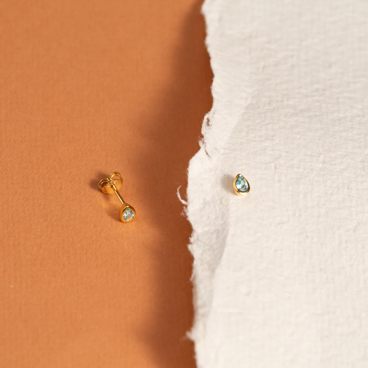 LOLA BLUE GOLDEN STUD EARRING - Image 4