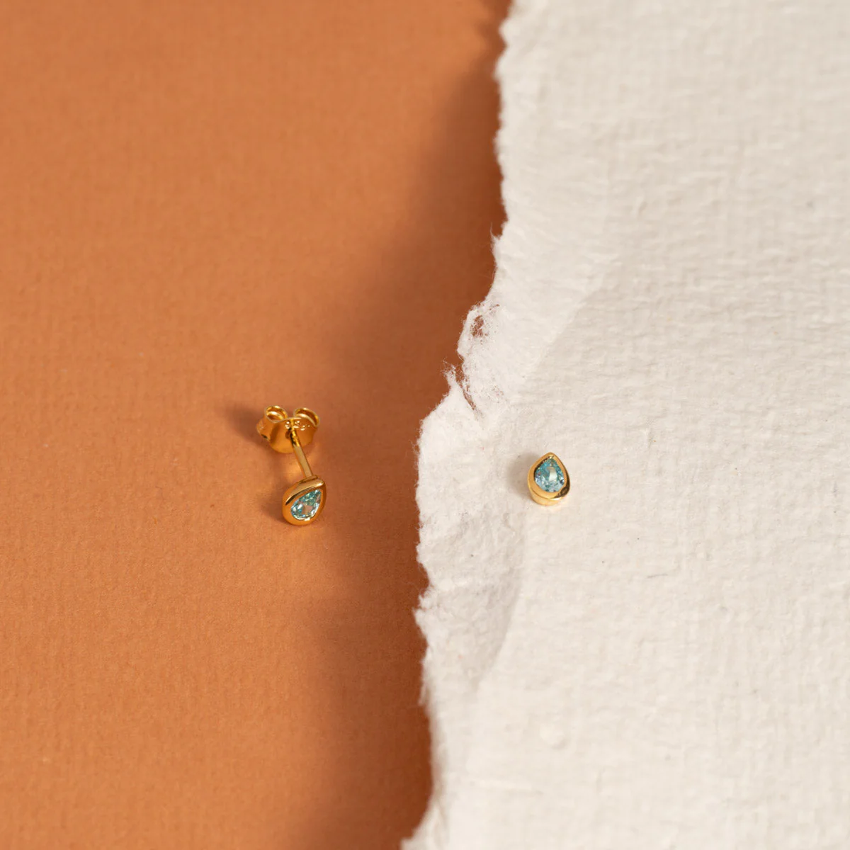 LOLA BLUE GOLDEN STUD EARRING - Image 6