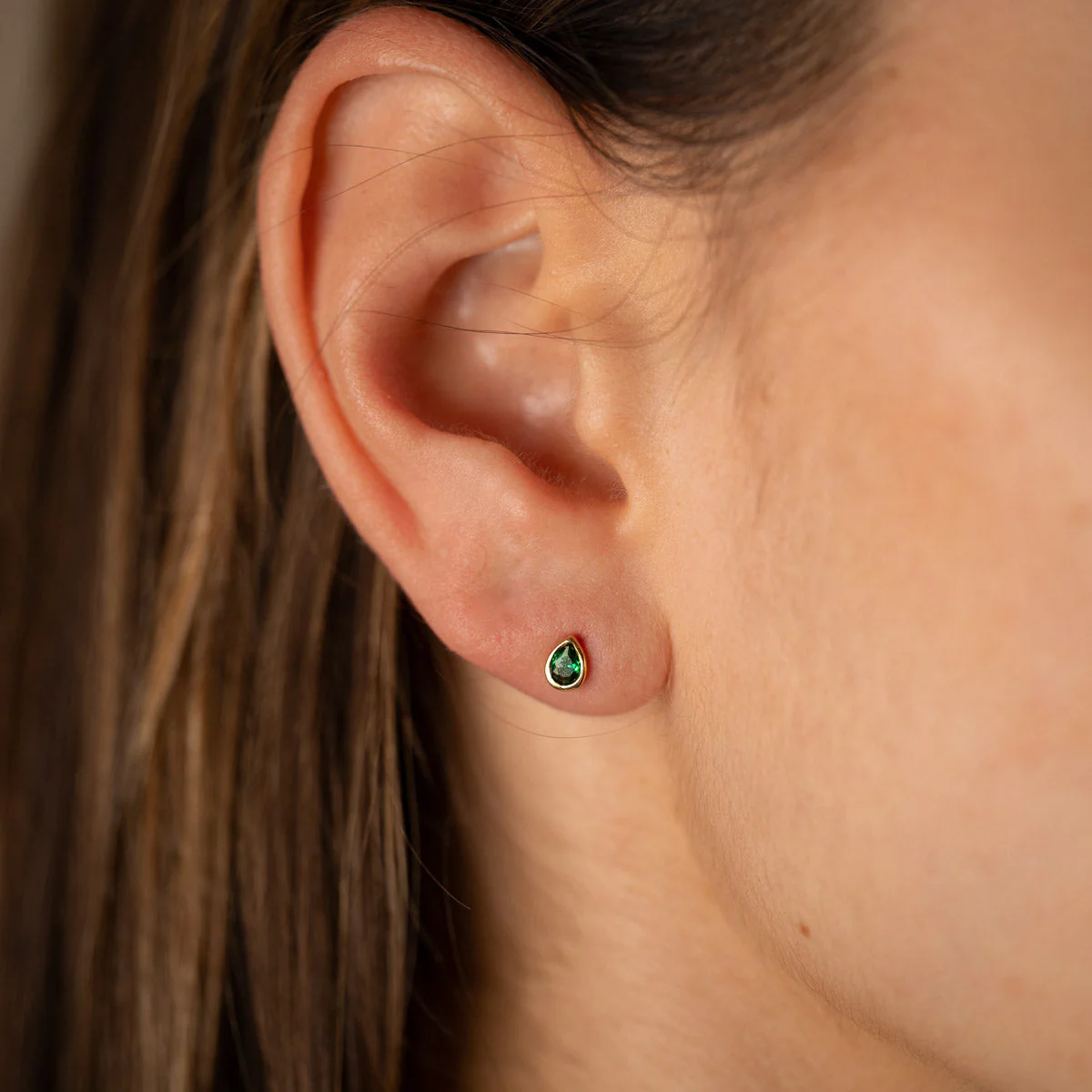LOLA GREEN GOLDEN STUD EARRING - Image 2