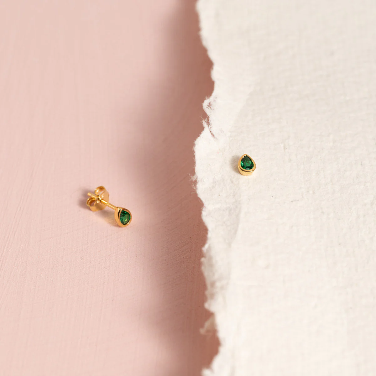 LOLA GREEN GOLDEN STUD EARRING - Image 3