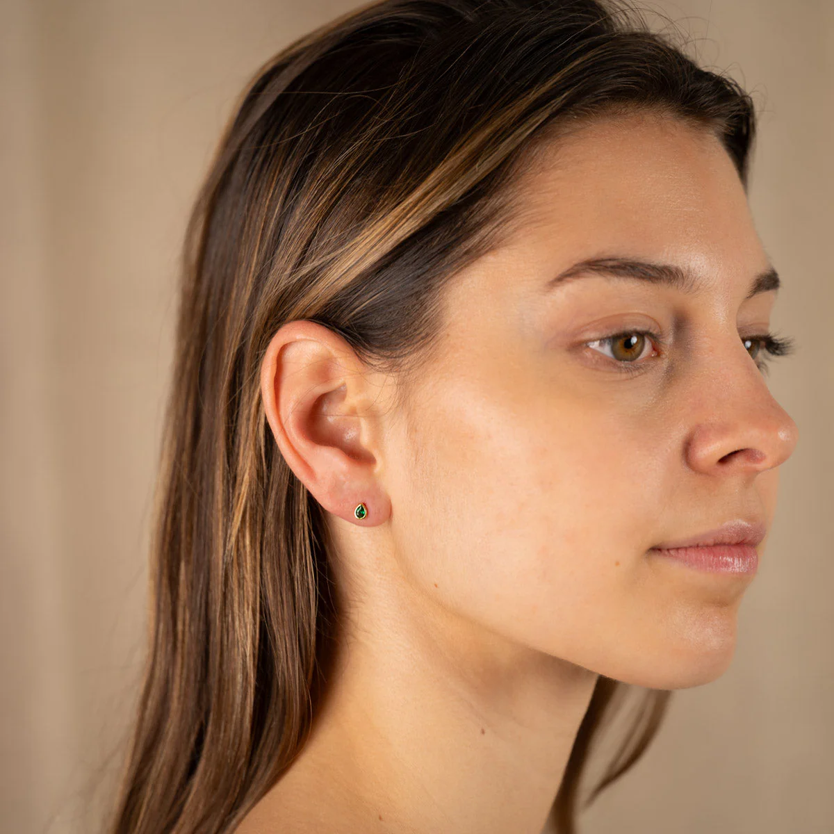 LOLA GREEN GOLDEN STUD EARRING - Image 4