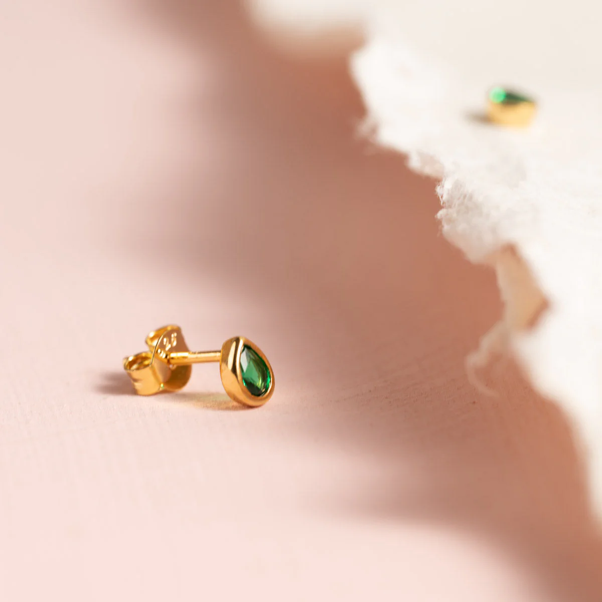 LOLA GREEN GOLDEN STUD EARRING - Image 5