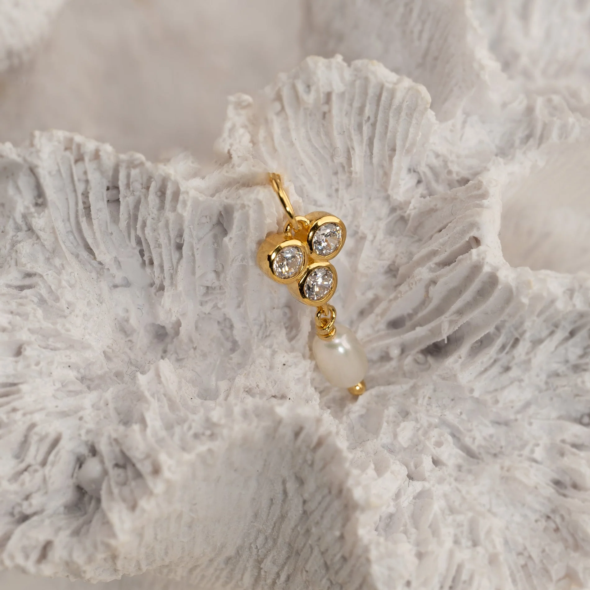 LOUISE PEARL GOLDEN PENDANT