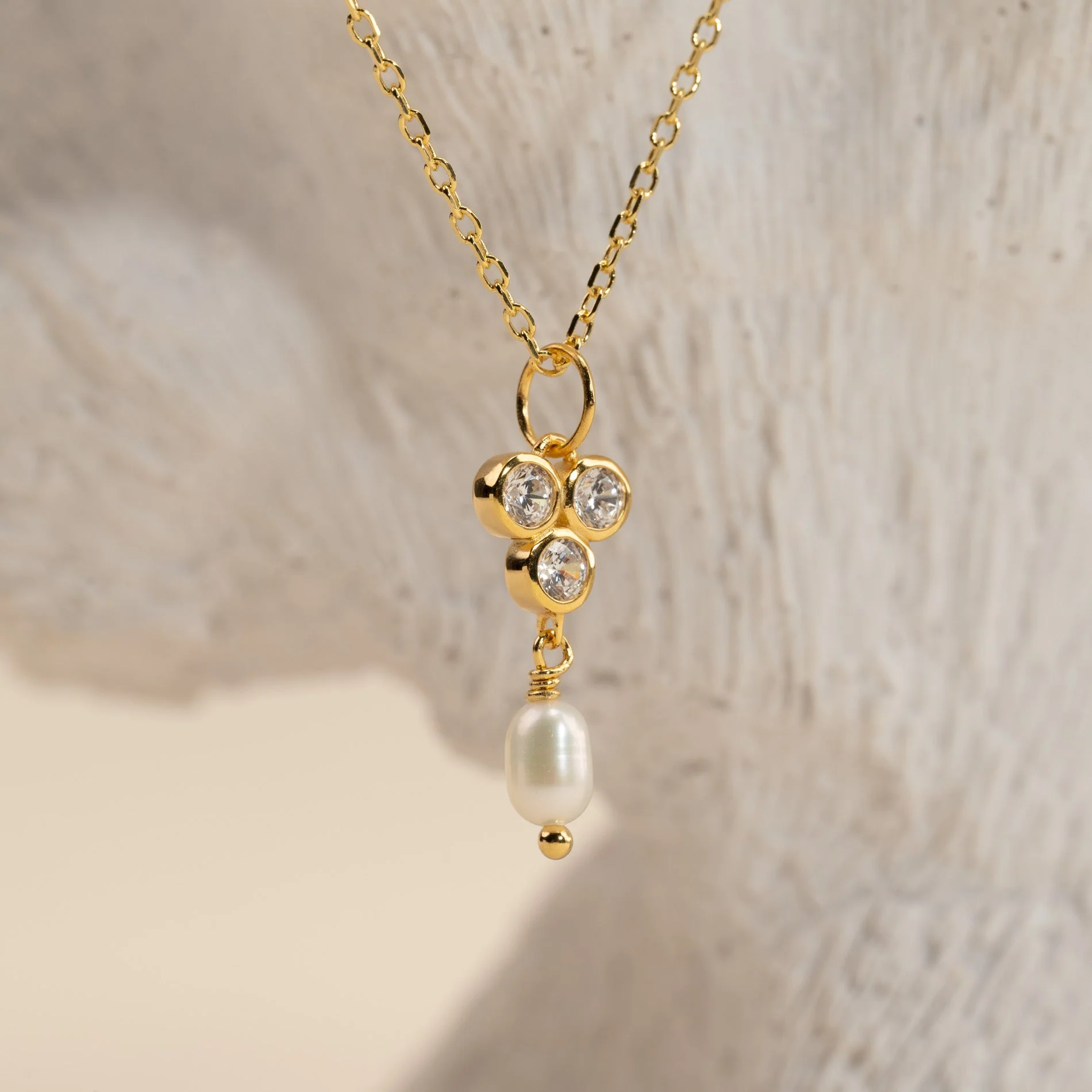 LOUISE PEARL GOLDEN PENDANT - Image 2