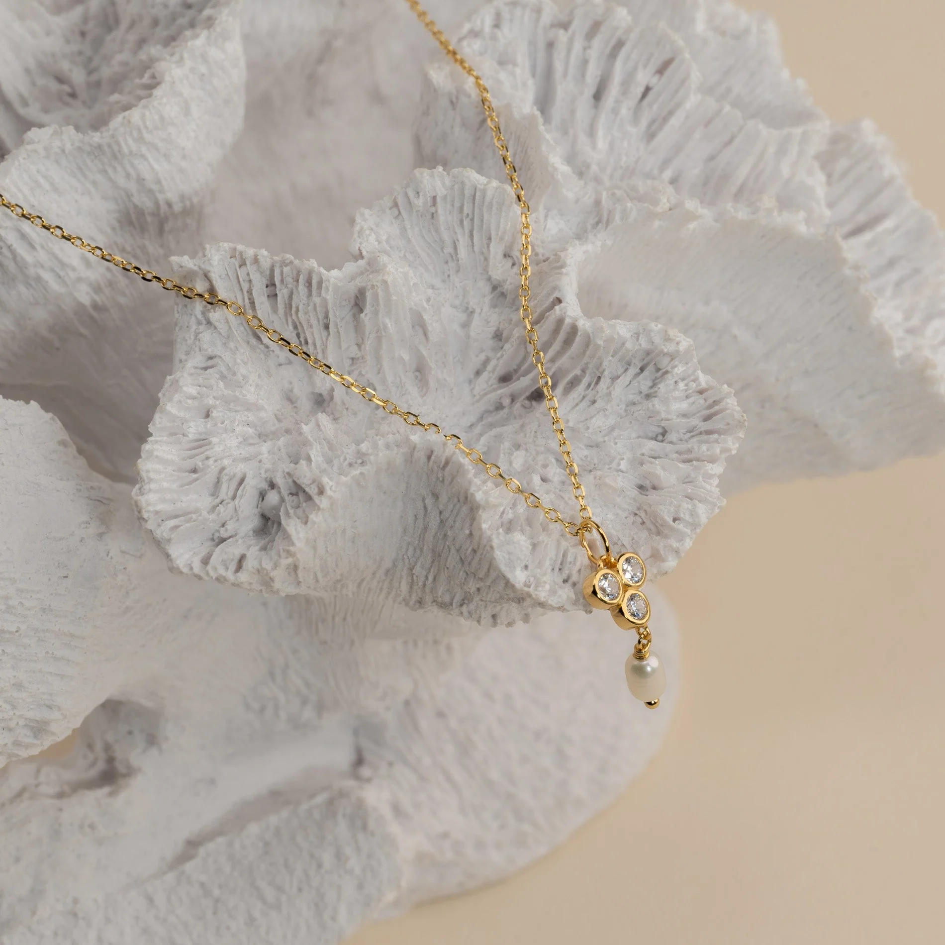 LOUISE PEARL GOLDEN PENDANT - Image 4