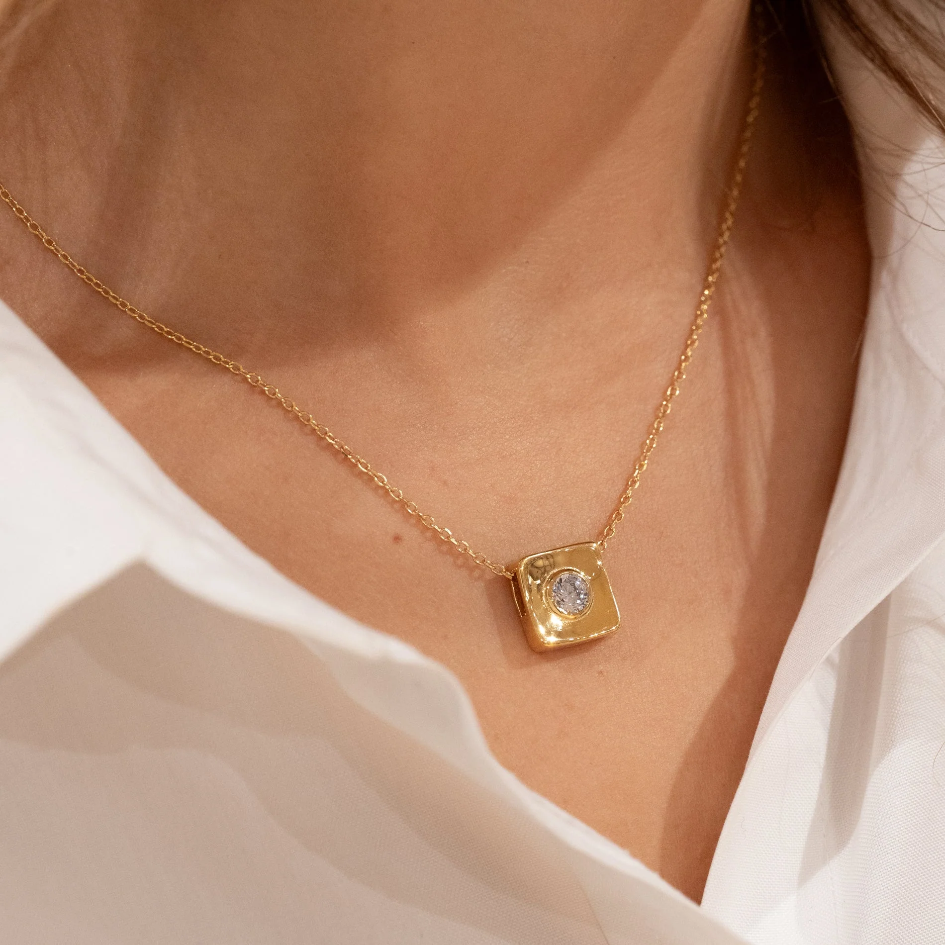 MAE CRYSTAL GOLDEN PENDANT - Image 2