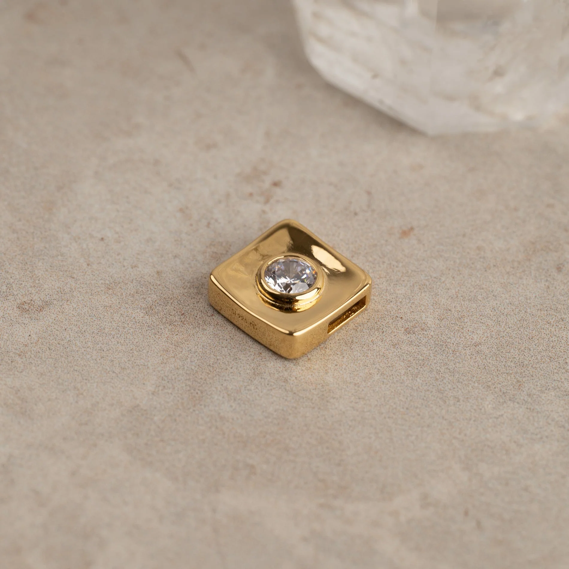MAE CRYSTAL GOLDEN PENDANT - Image 3