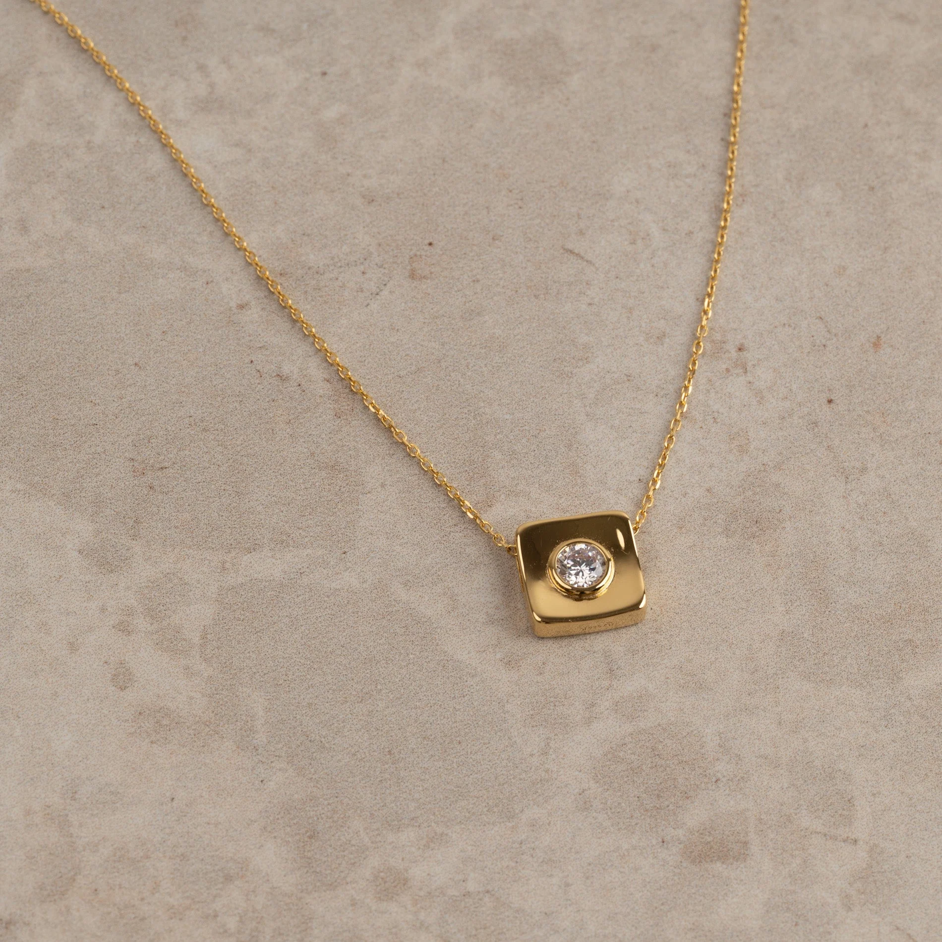 MAE CRYSTAL GOLDEN PENDANT - Image 4