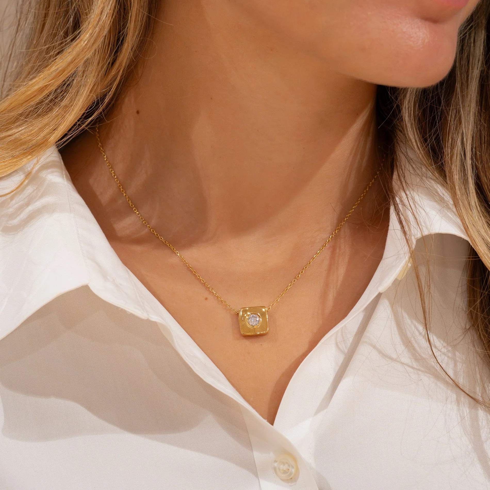 MAE CRYSTAL GOLDEN PENDANT - Image 5