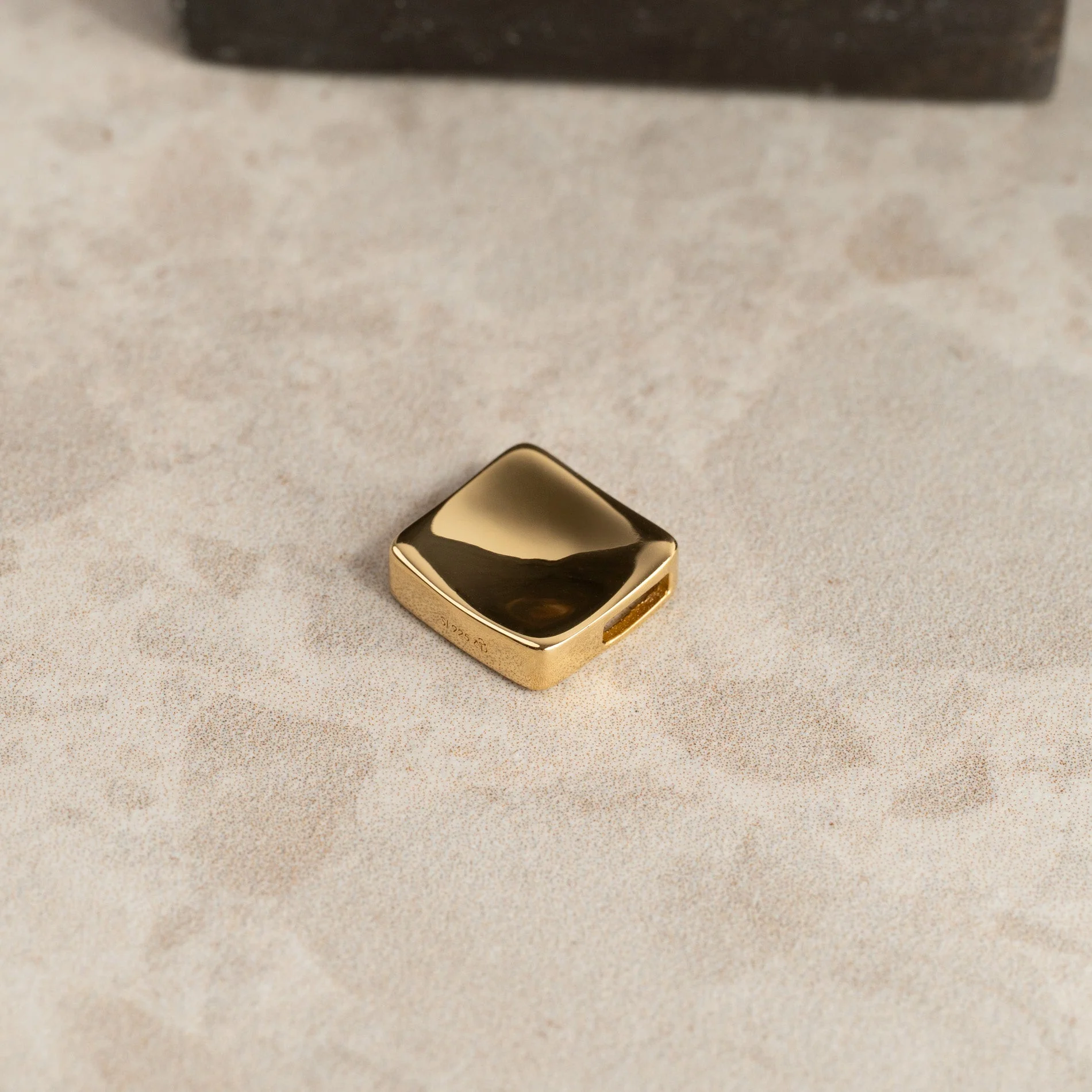 MAE GOLDEN PENDANT - Image 3