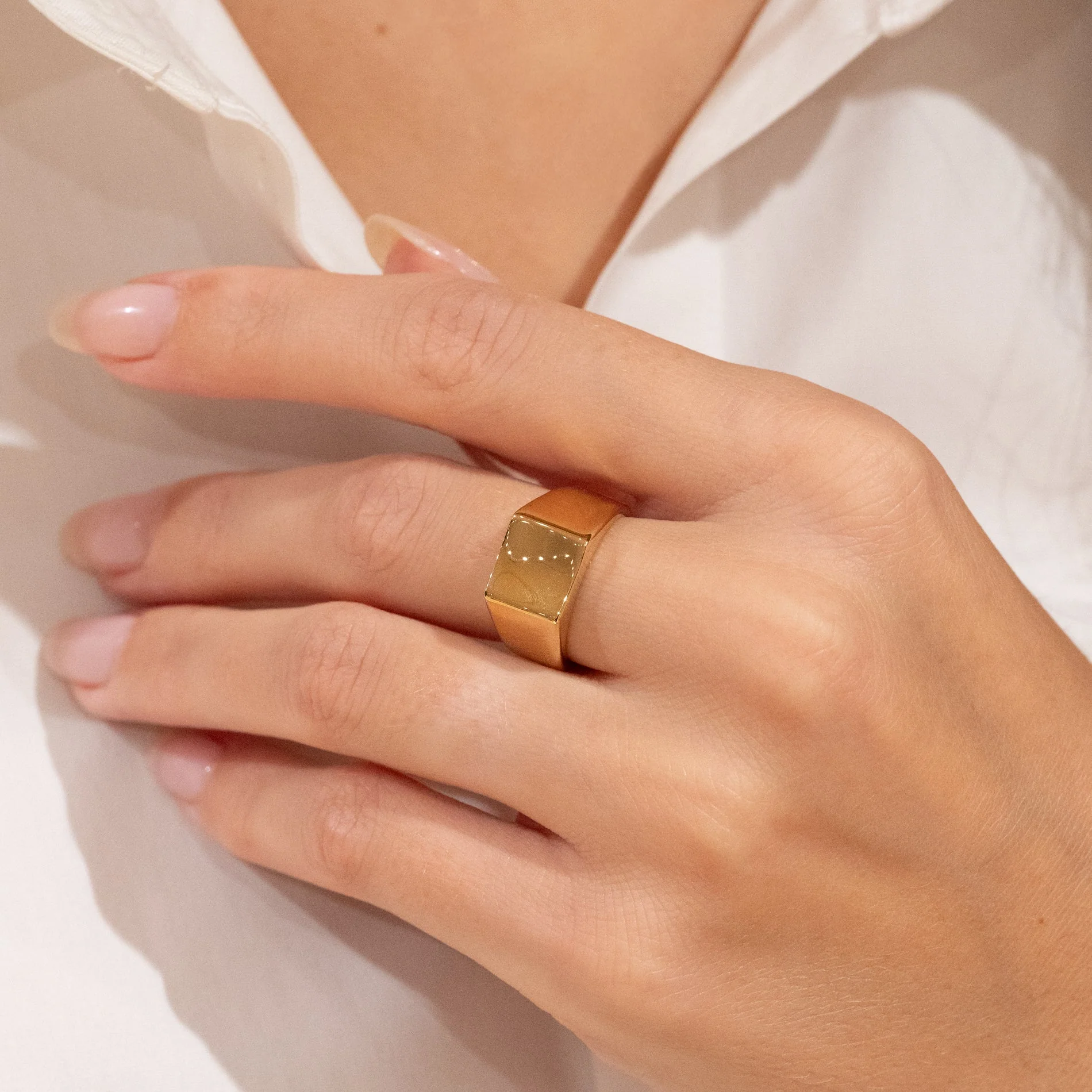 MAE GOLDEN SIGNET RING - Image 2