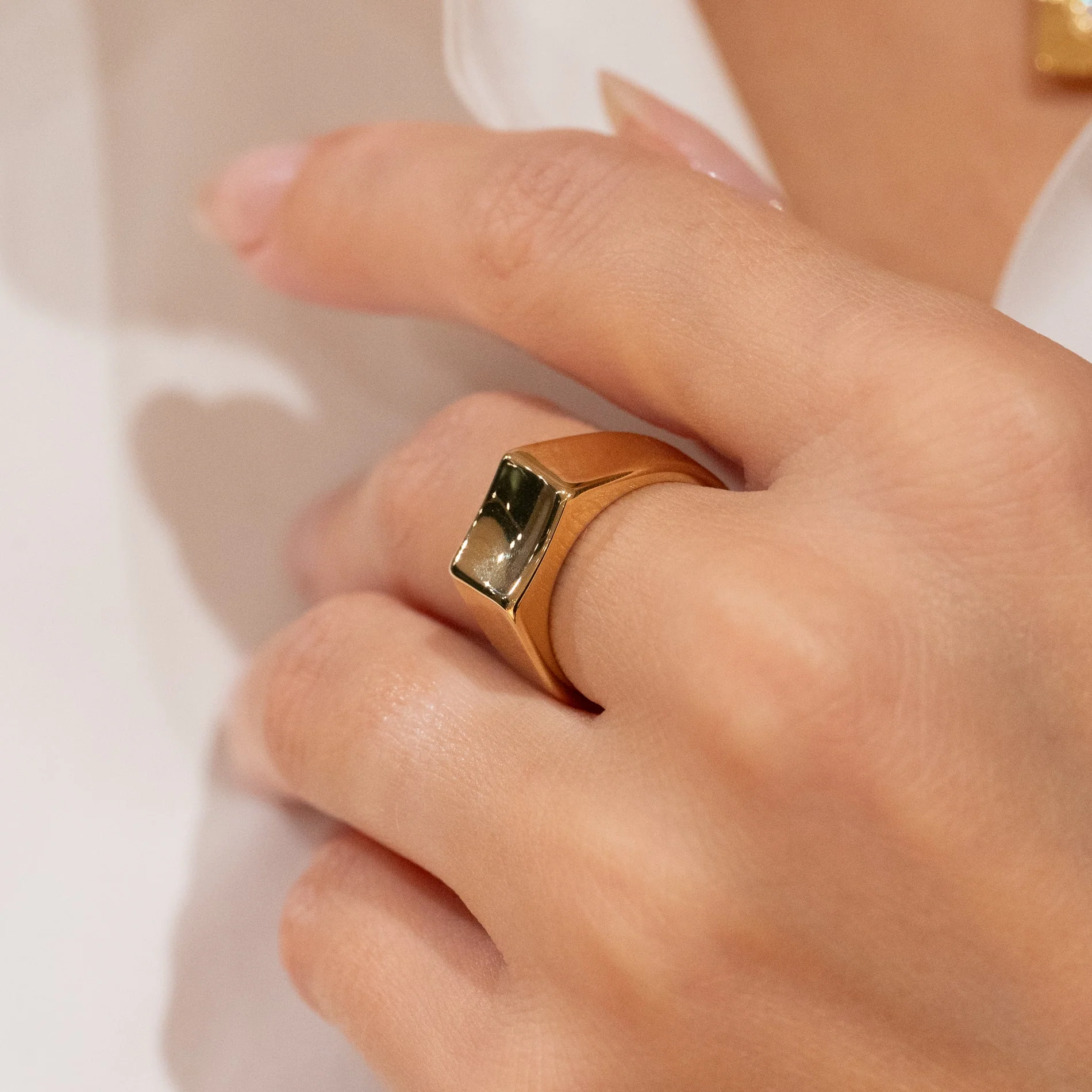 MAE GOLDEN SIGNET RING - Image 4